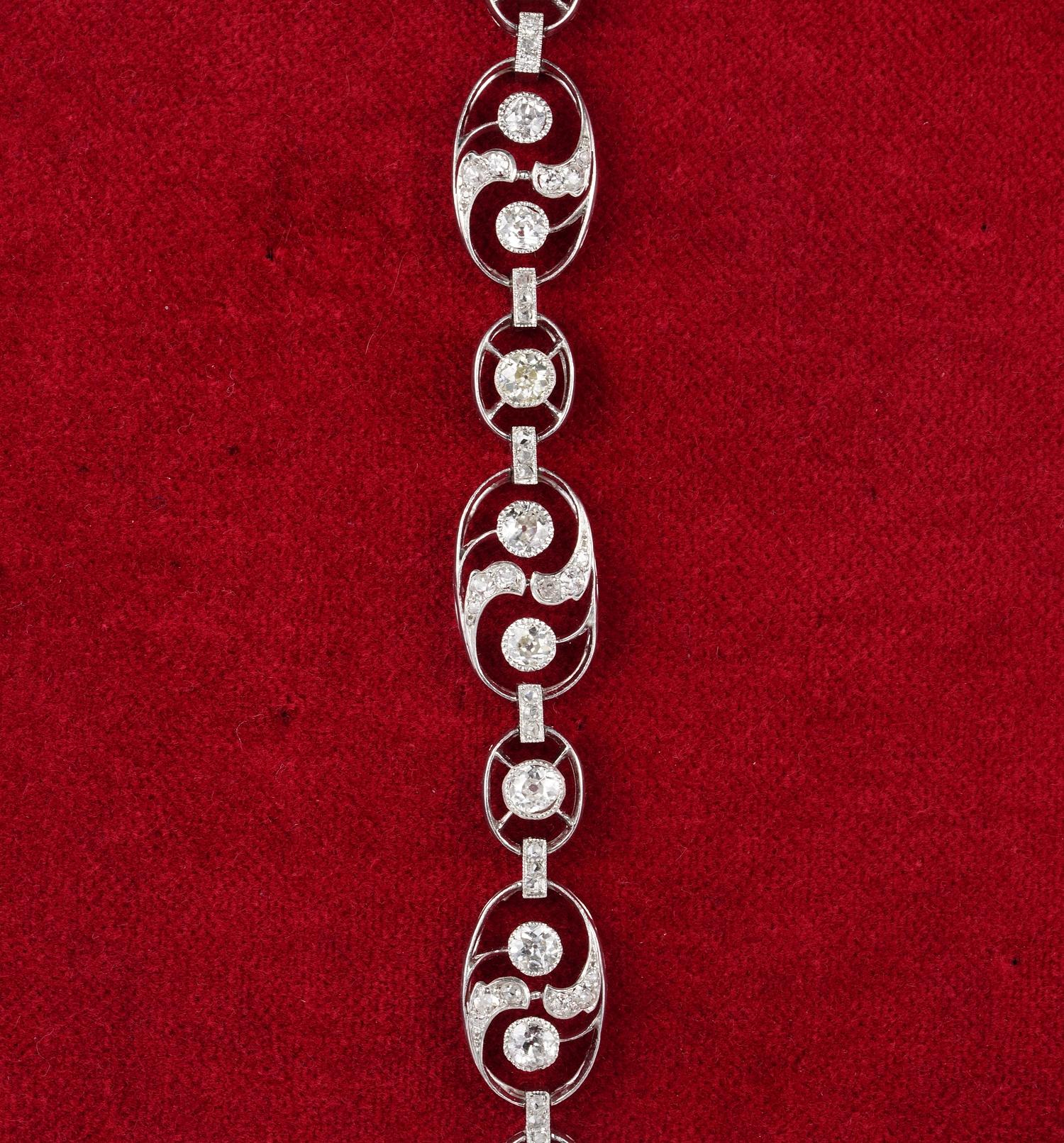 Precious Twist

Early Art Deco period, bearing French Hallmarks for Platinum, this stunning bracelet is made of a myriad of precious twisted design links, connected with other ovals all richly set with large Diamonds and tiny rose cut in