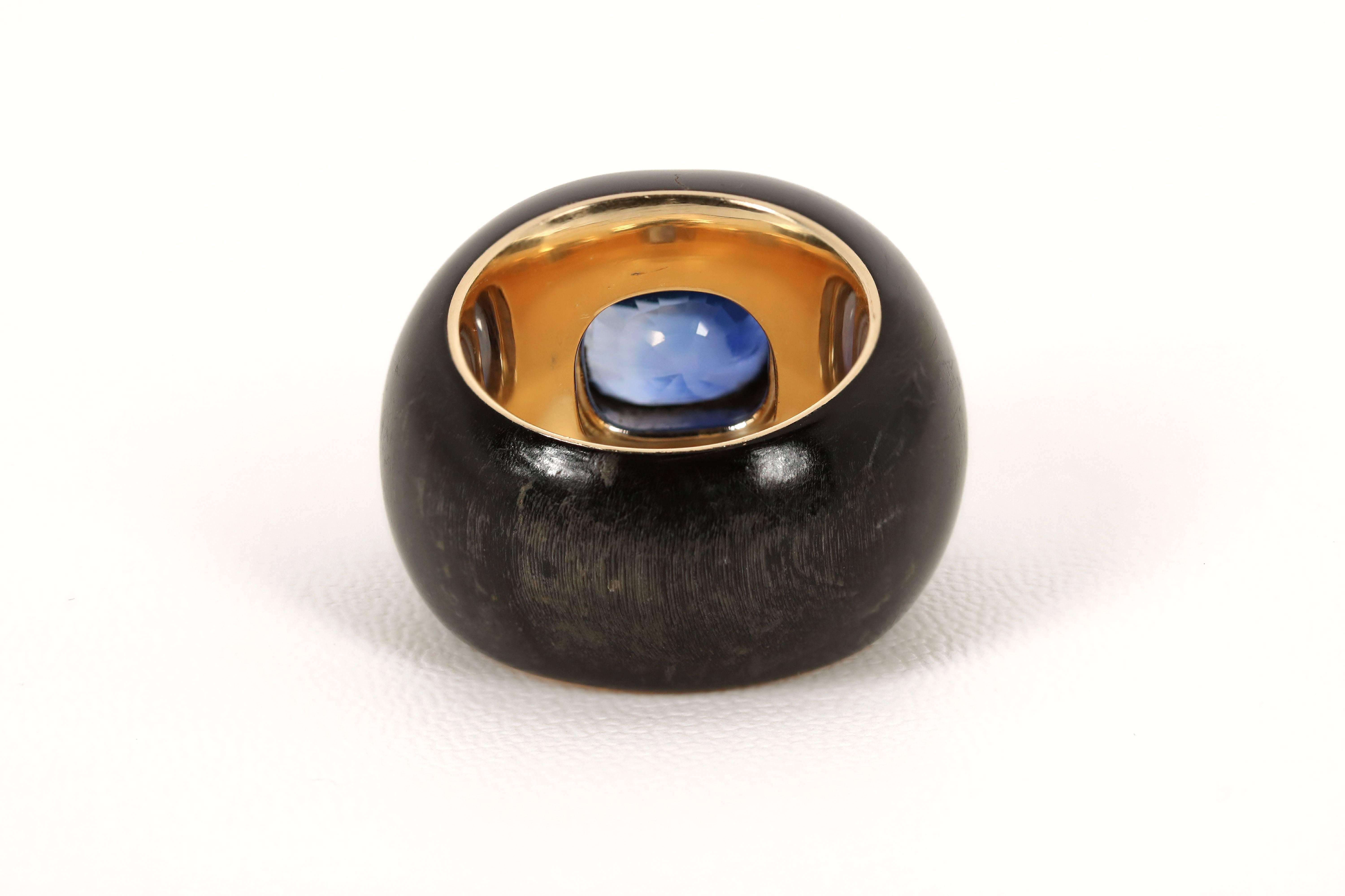 Wooden Bombe Designed Ring Set with Large Cushion Cut Sapphire In Excellent Condition For Sale In Beverly Hills, CA