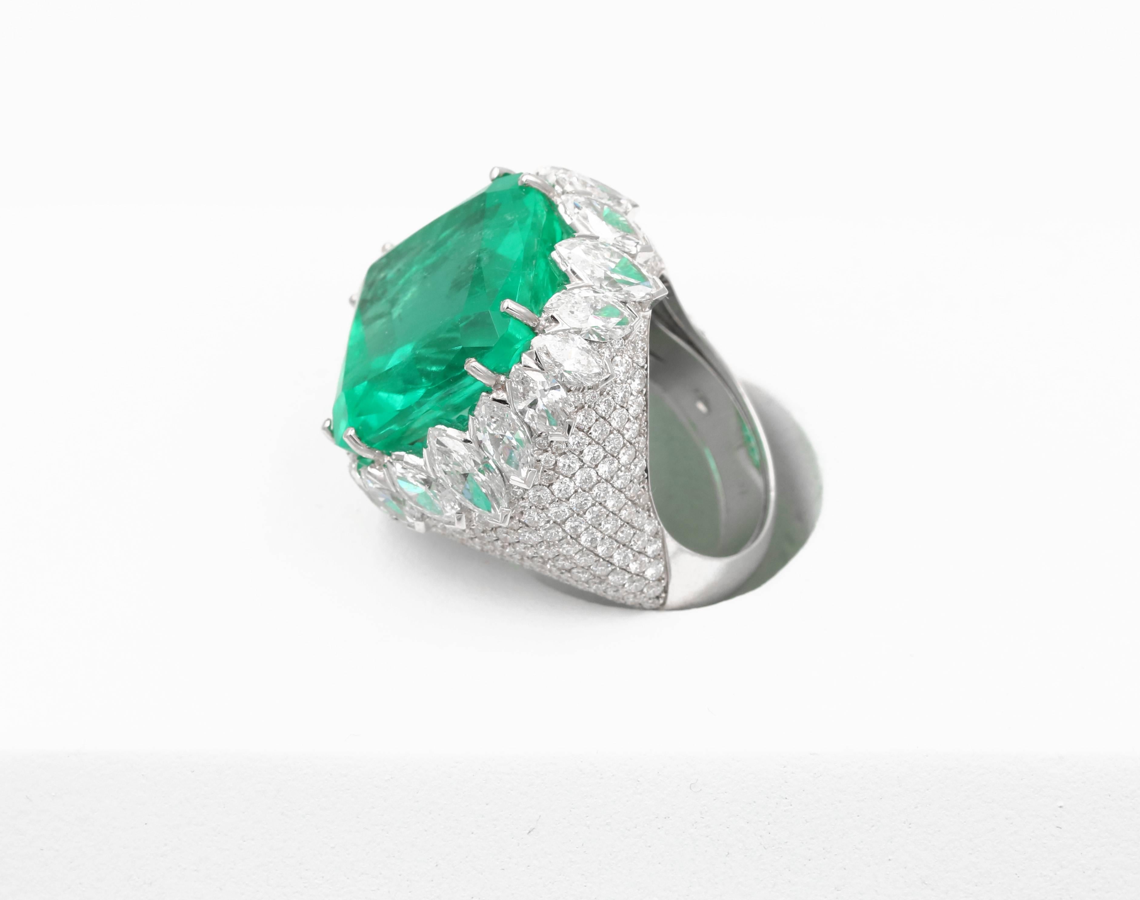 Contemporary 18 Karat White Gold 25.45 Carat Colombian Emerald and Diamond Ring For Sale