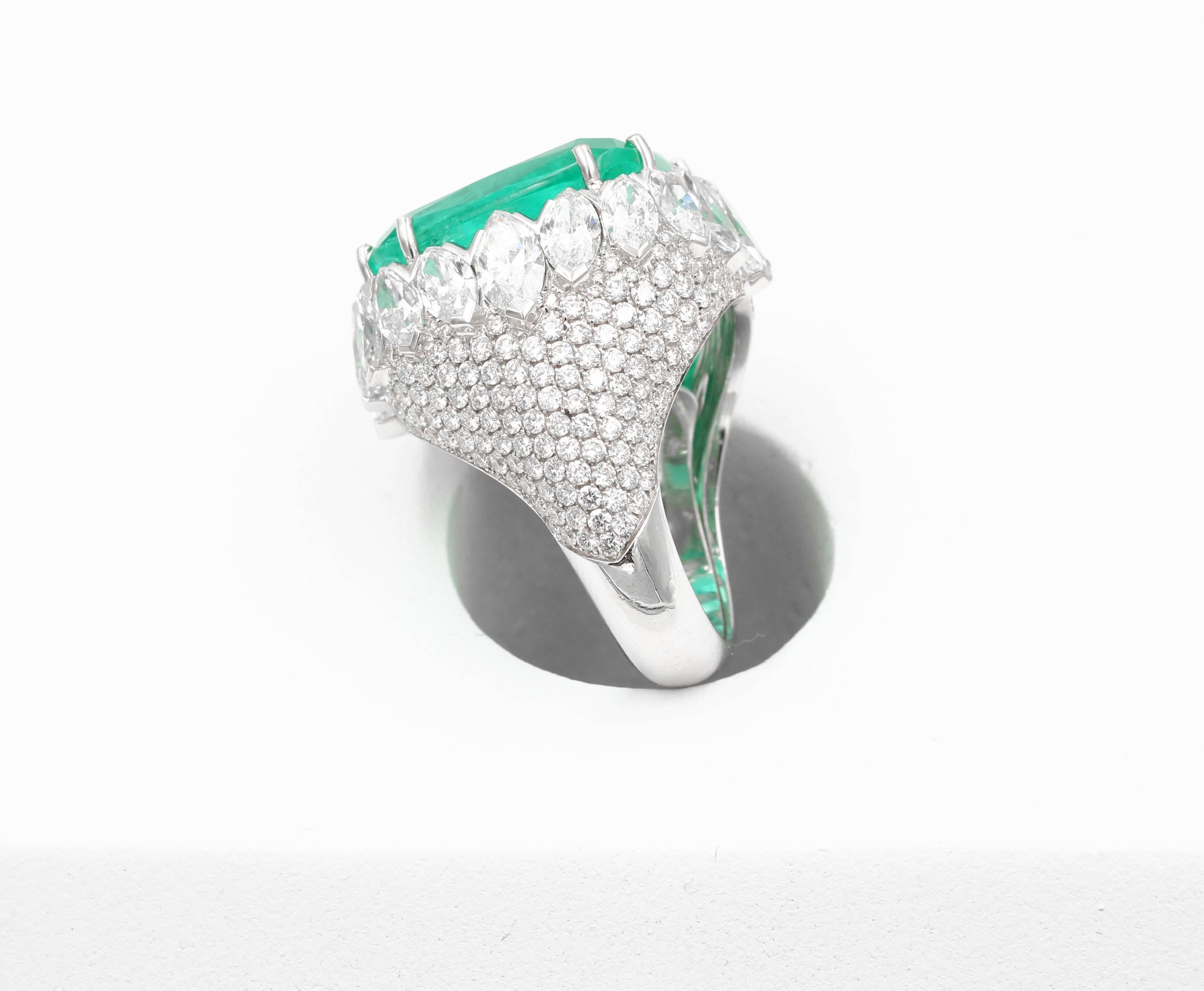 18 Karat White Gold 25.45 Carat Colombian Emerald and Diamond Ring In Excellent Condition For Sale In Beverly Hills, CA