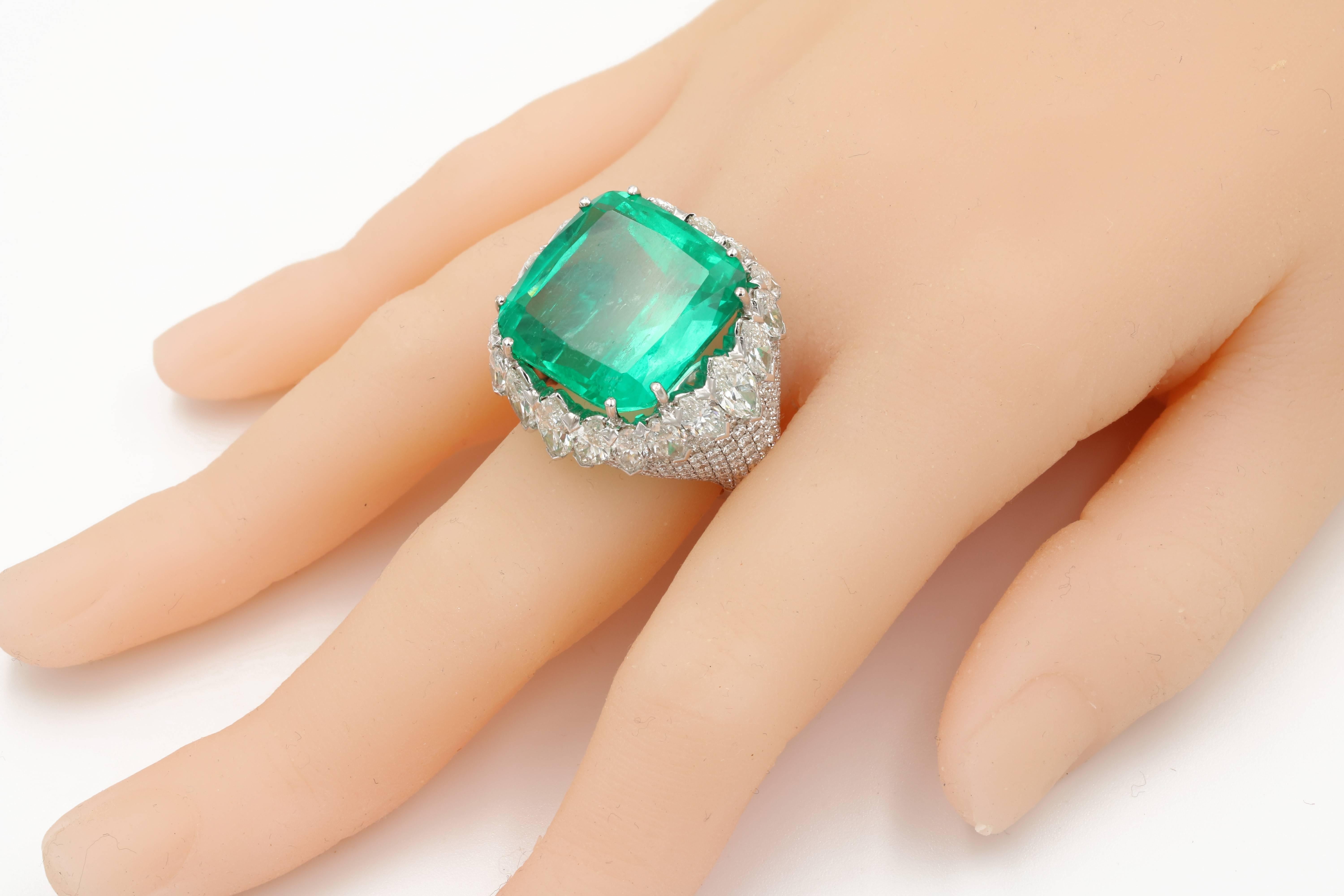 Women's or Men's 18 Karat White Gold 25.45 Carat Colombian Emerald and Diamond Ring For Sale