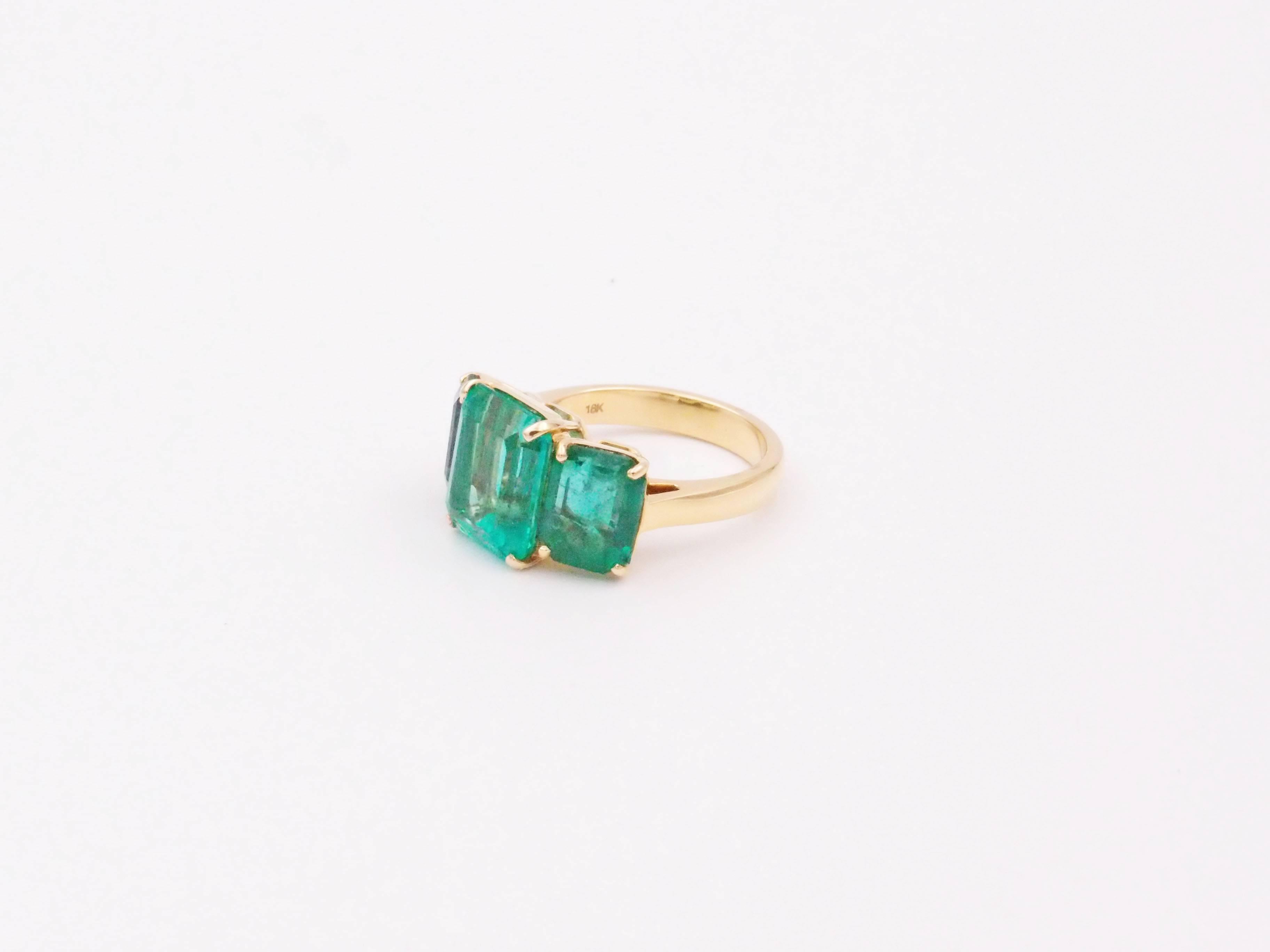 Contemporary Stylish Colombian Three-Stone Emerald Ring For Sale 3