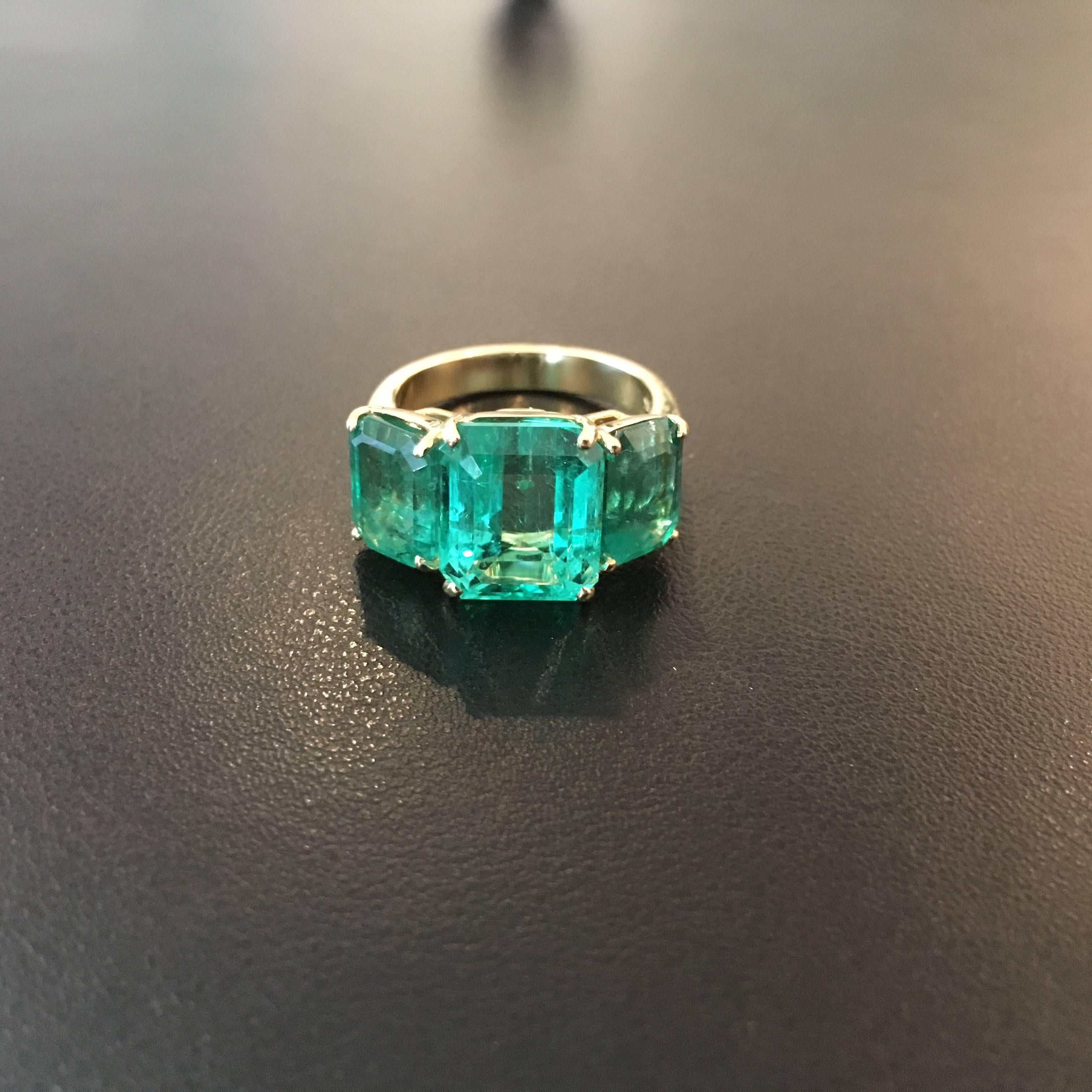 Contemporary Stylish Colombian Three-Stone Emerald Ring For Sale 2