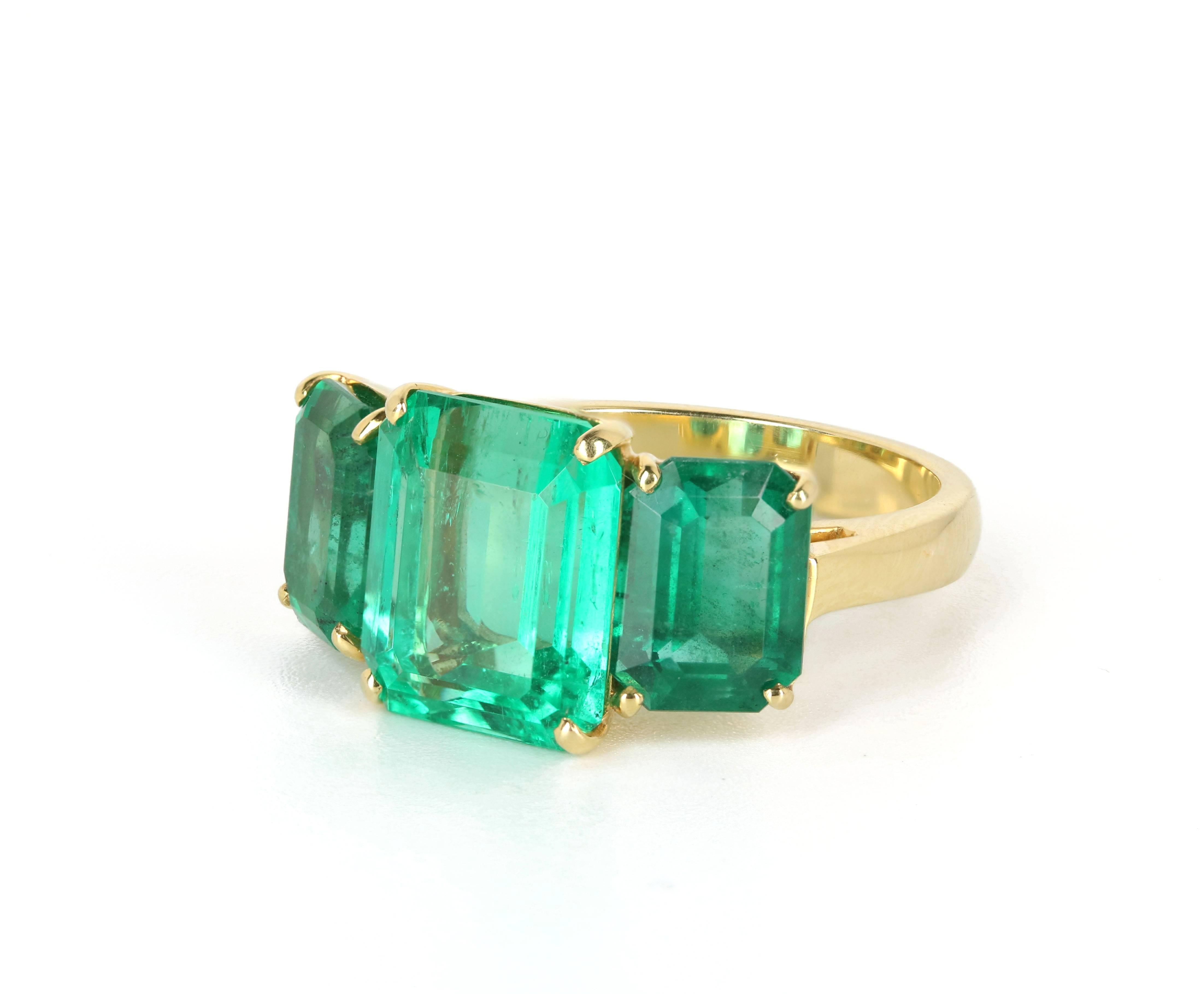 Women's Contemporary Stylish Colombian Three-Stone Emerald Ring For Sale
