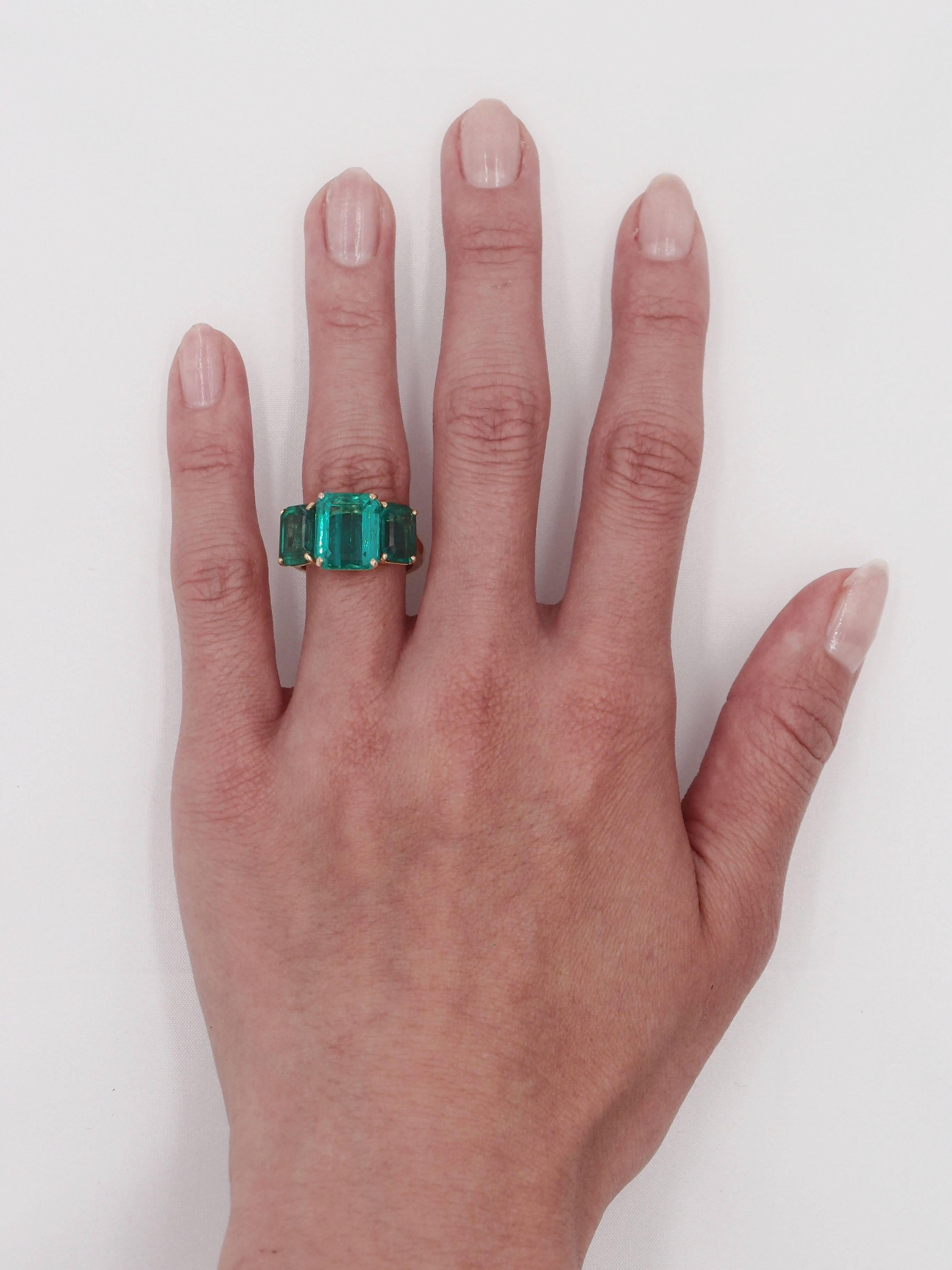 Contemporary Stylish Colombian Three-Stone Emerald Ring For Sale 1