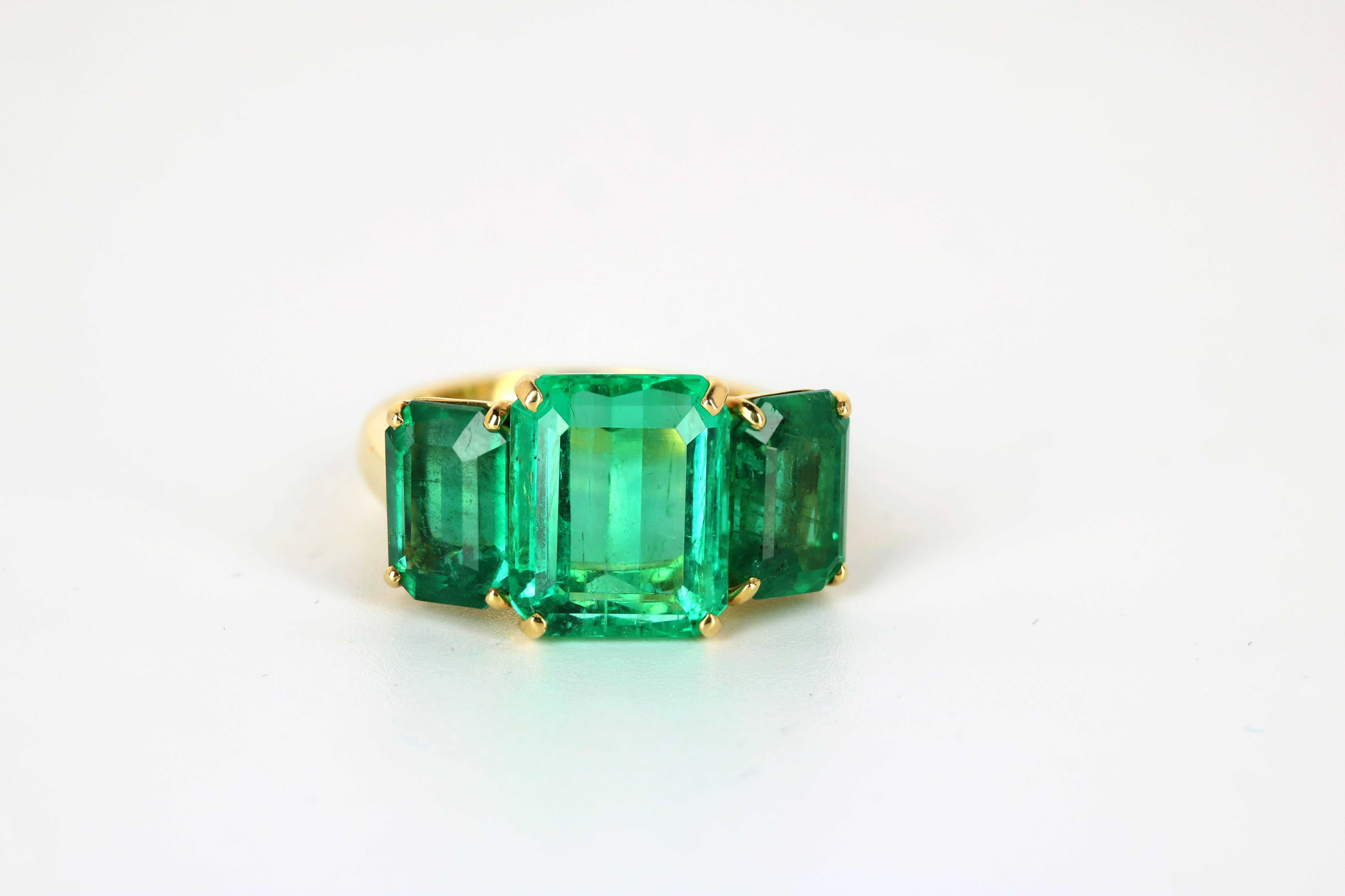 Contemporary Stylish Colombian Three-Stone Emerald Ring In New Condition For Sale In Beverly Hills, CA