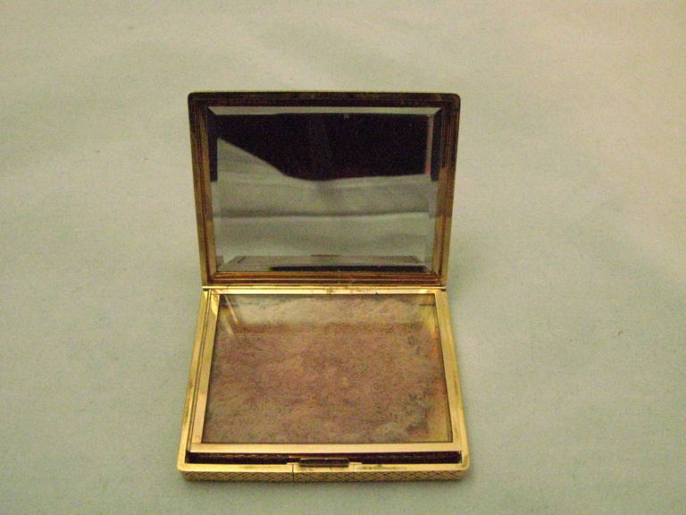 18k gold Compact/box from the 1940s.
The compact/box is signed Van Cleef & Arpels with the number 78526.
The compact box is also marked with the French mark for 18k gold.

The compact/box is circa 7.1 cm long, 5.8 cm wide and circa 1 cm high.