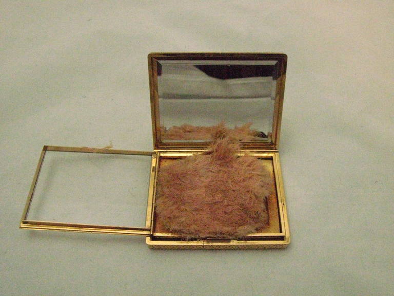 Van Cleef & Arpels Gold Compact Box In Excellent Condition For Sale In Kerkrade, NL