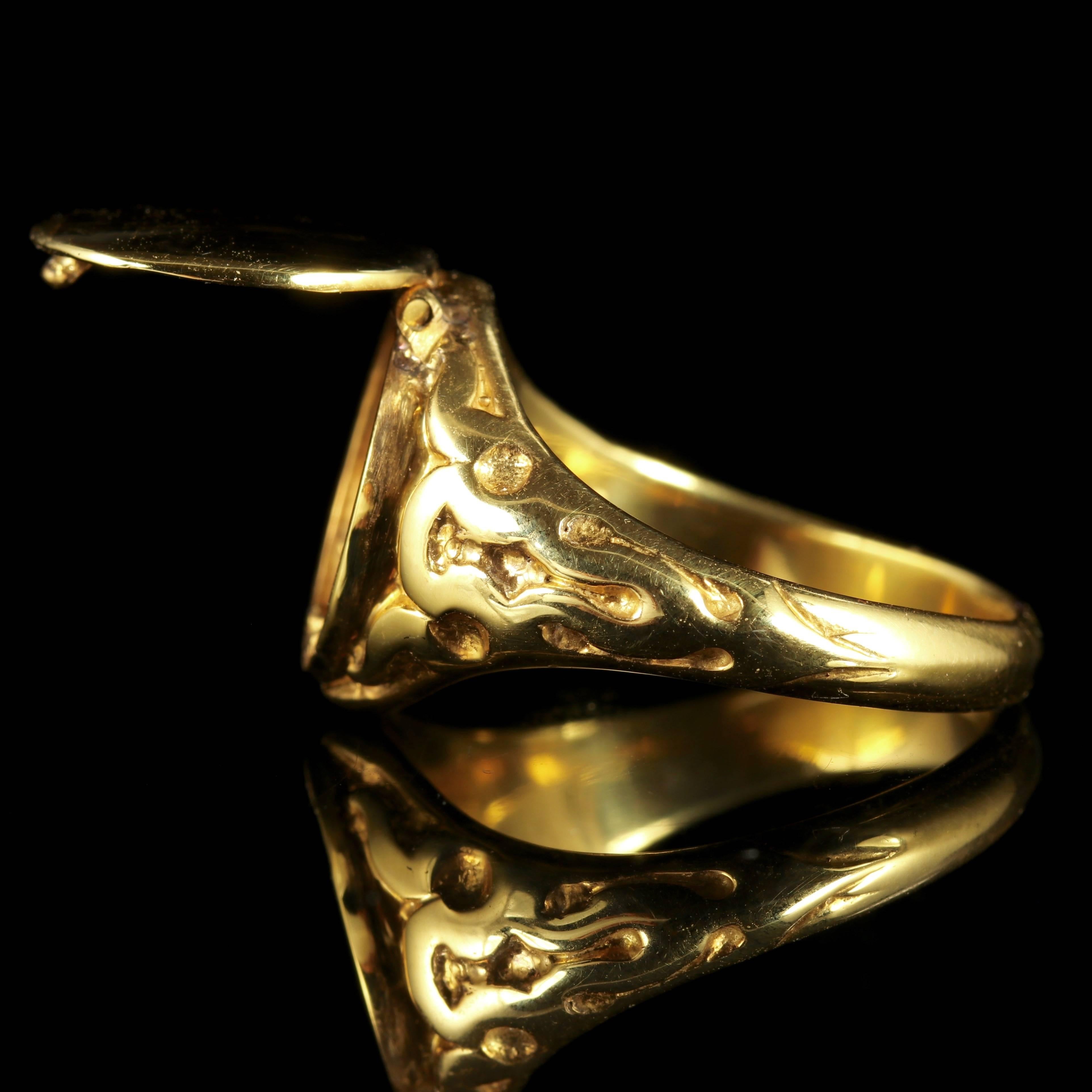 Memento Mori Skull Diamond Locket Ring 18 Carat Gold Skull Crossbones In Excellent Condition In Lancaster, Lancashire