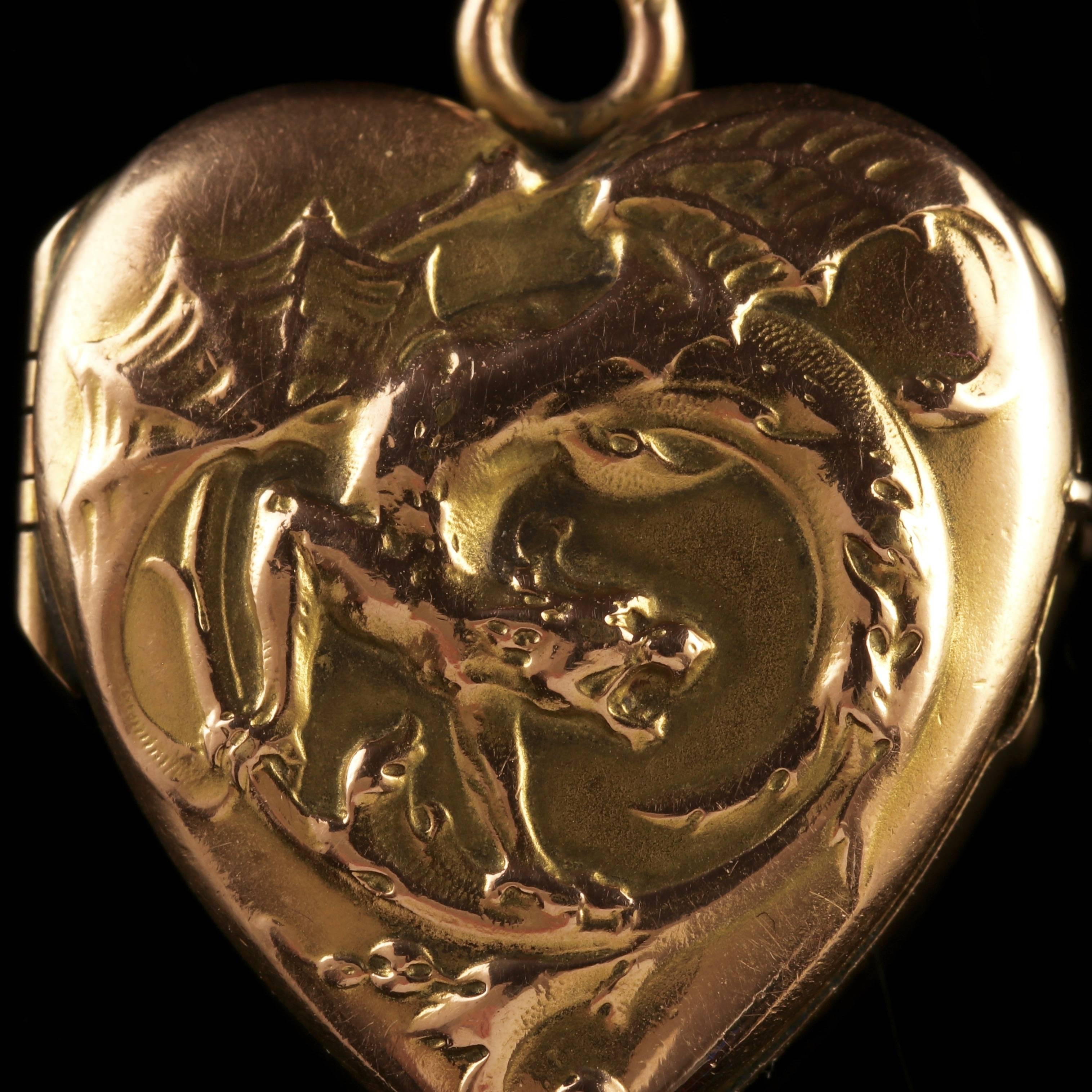 This genuine Antique Victorian Gold locket displays the image of a spectacular dragon on the front.

A genuine Victorian piece, Circa 1900. 

The image of the dragon boasts pristine detail, set in 9ct Gold and tested with jewellers acid. 

The
