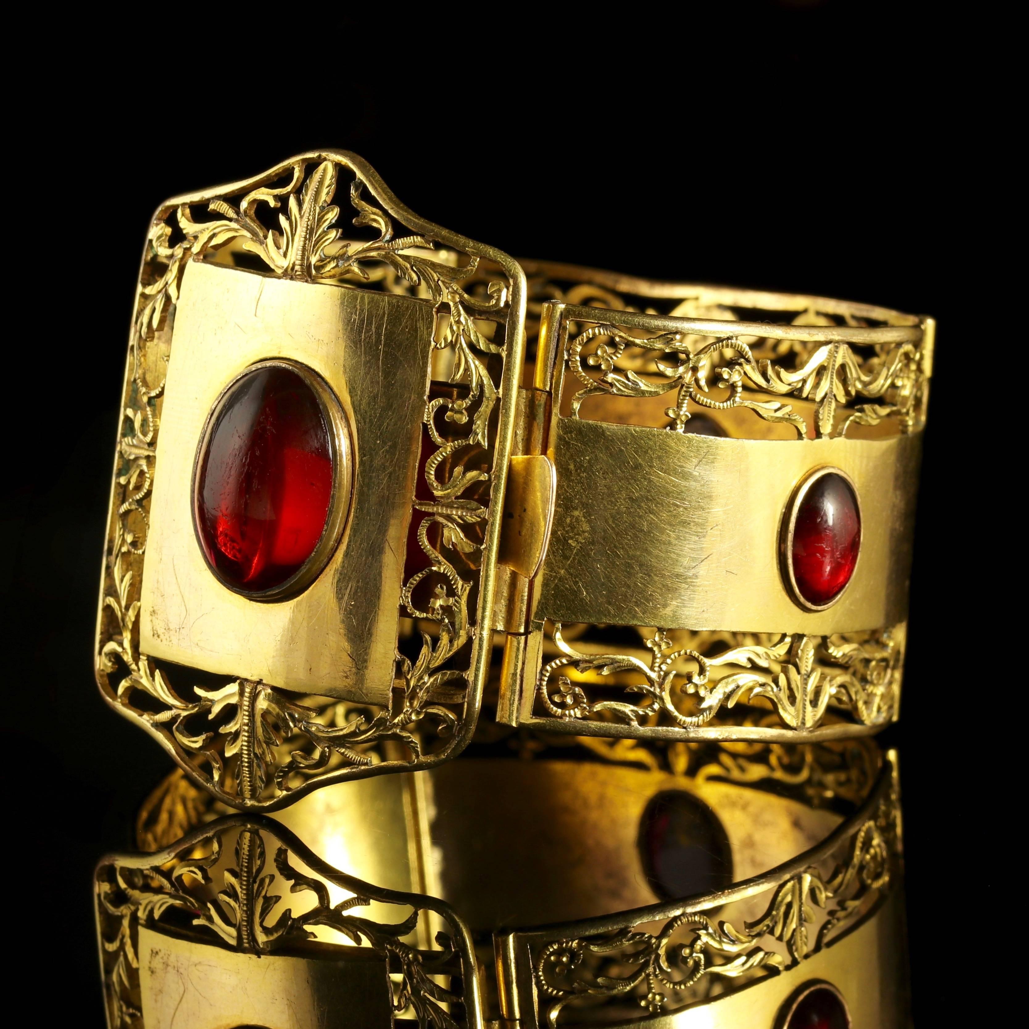 This large antique Victorian 18ct Gold Gilt bracelet is articulated, set with 4 red Cabochon Paste Stones.

A genuine Victorian piece, Circa 1900. 

The largest Cabochon Paste Stone is over 7ct in size and is a deep Garnet red. 

Paste is a heavy,