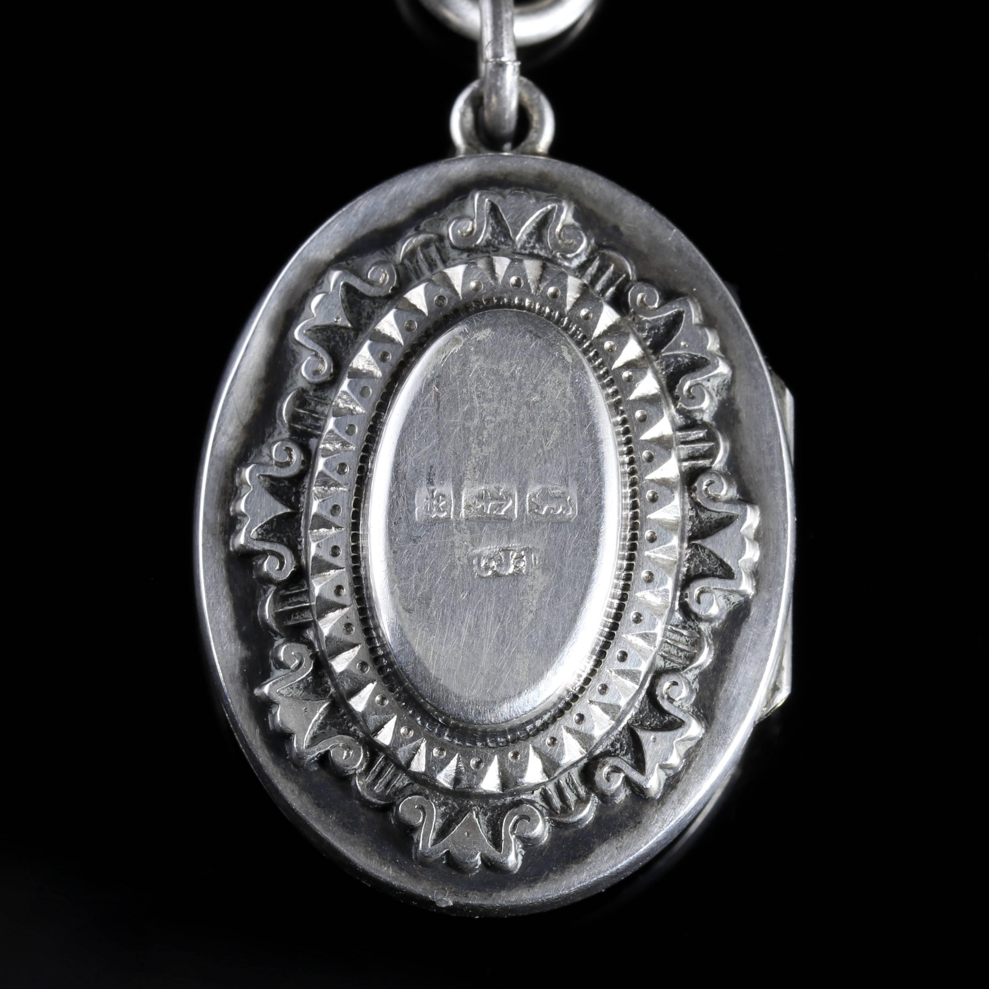 Antique Victorian Silver Locket and Collar Dated 1884 In Excellent Condition In Lancaster, Lancashire