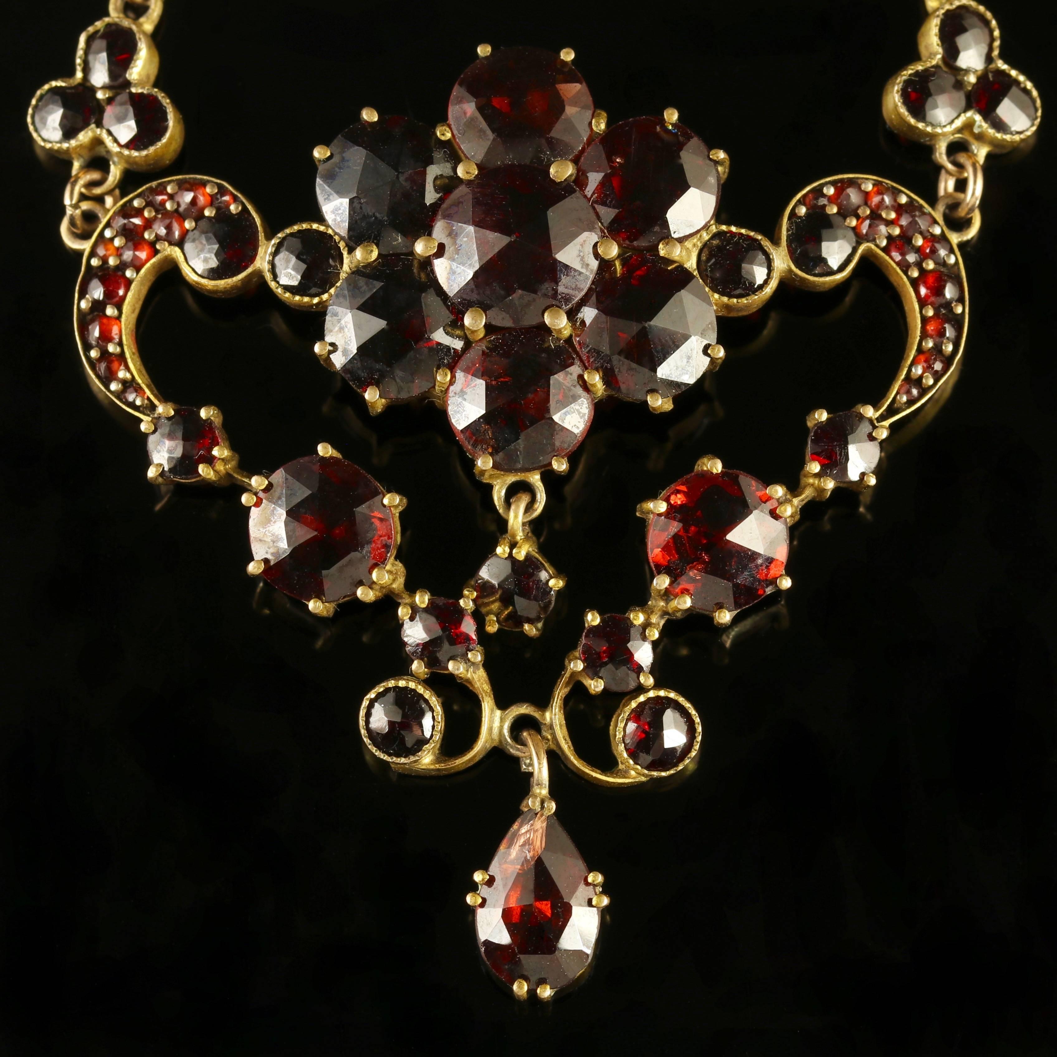 Antique Victorian Garnet Necklace, circa 1880 In Excellent Condition For Sale In Lancaster, Lancashire