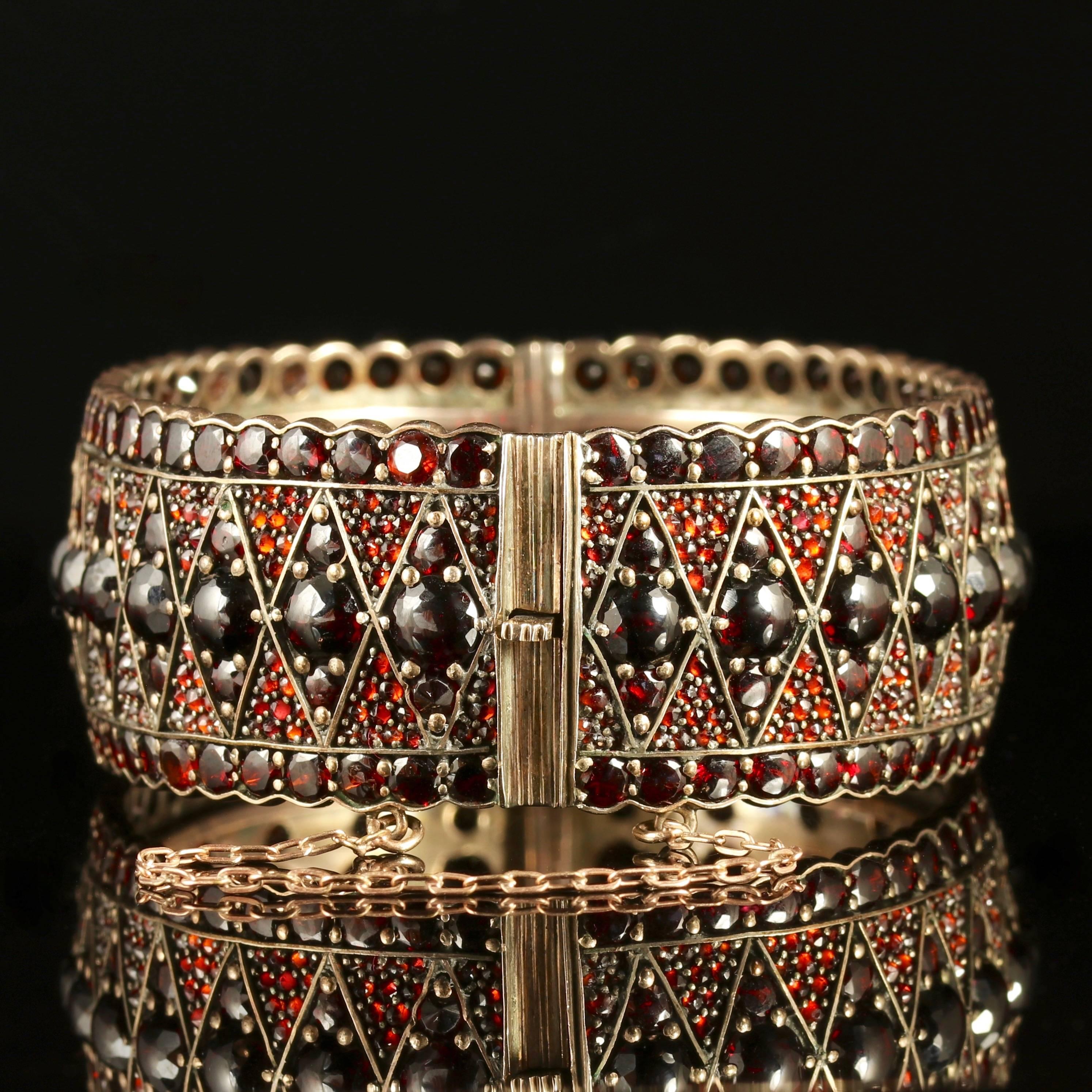 Antique Victorian Bohemian Garnet Bangle Boxed, circa 1880 In Excellent Condition In Lancaster, Lancashire