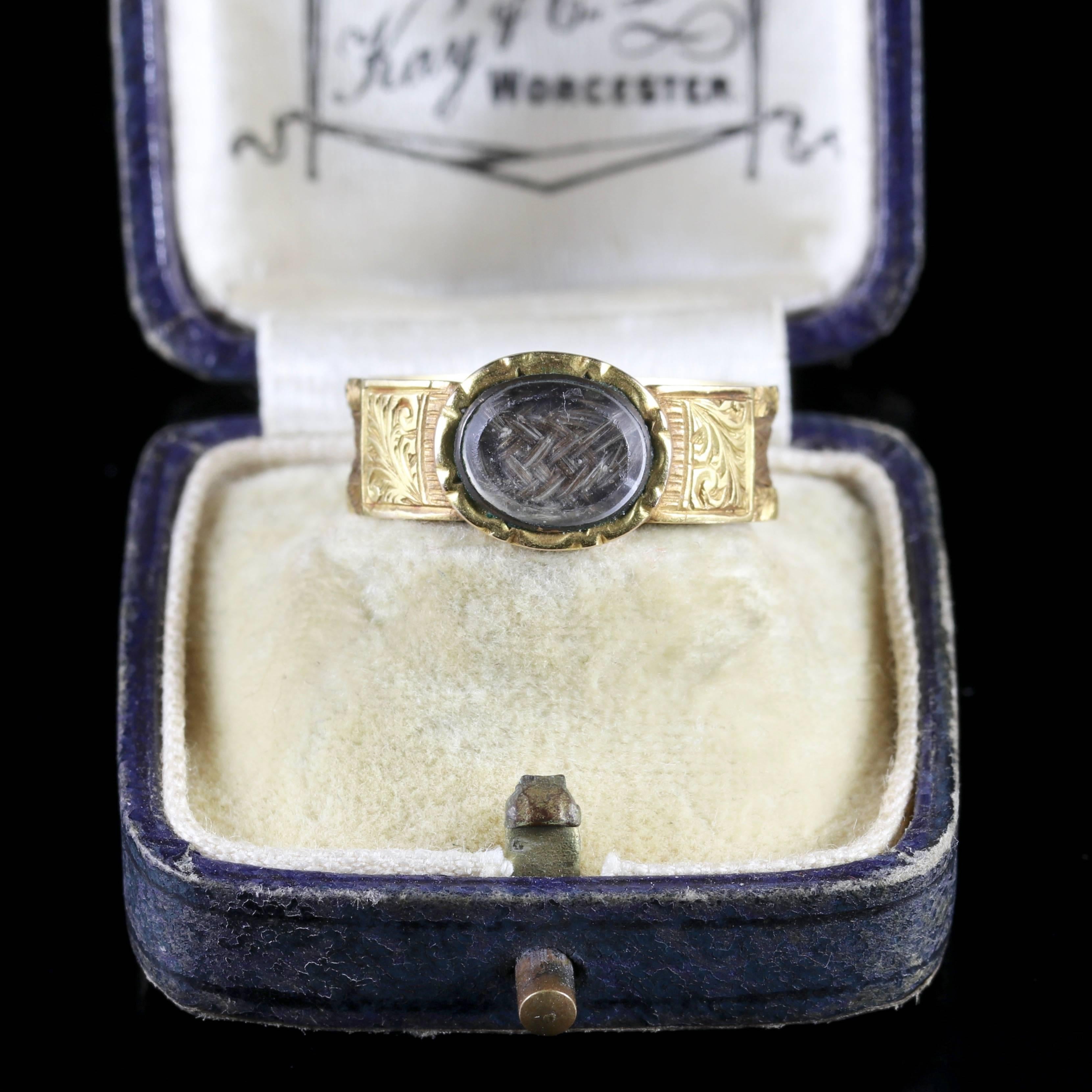 Victorian Heavy 15 Carat Mourning Ring Dated Chester, 1885 For Sale 3