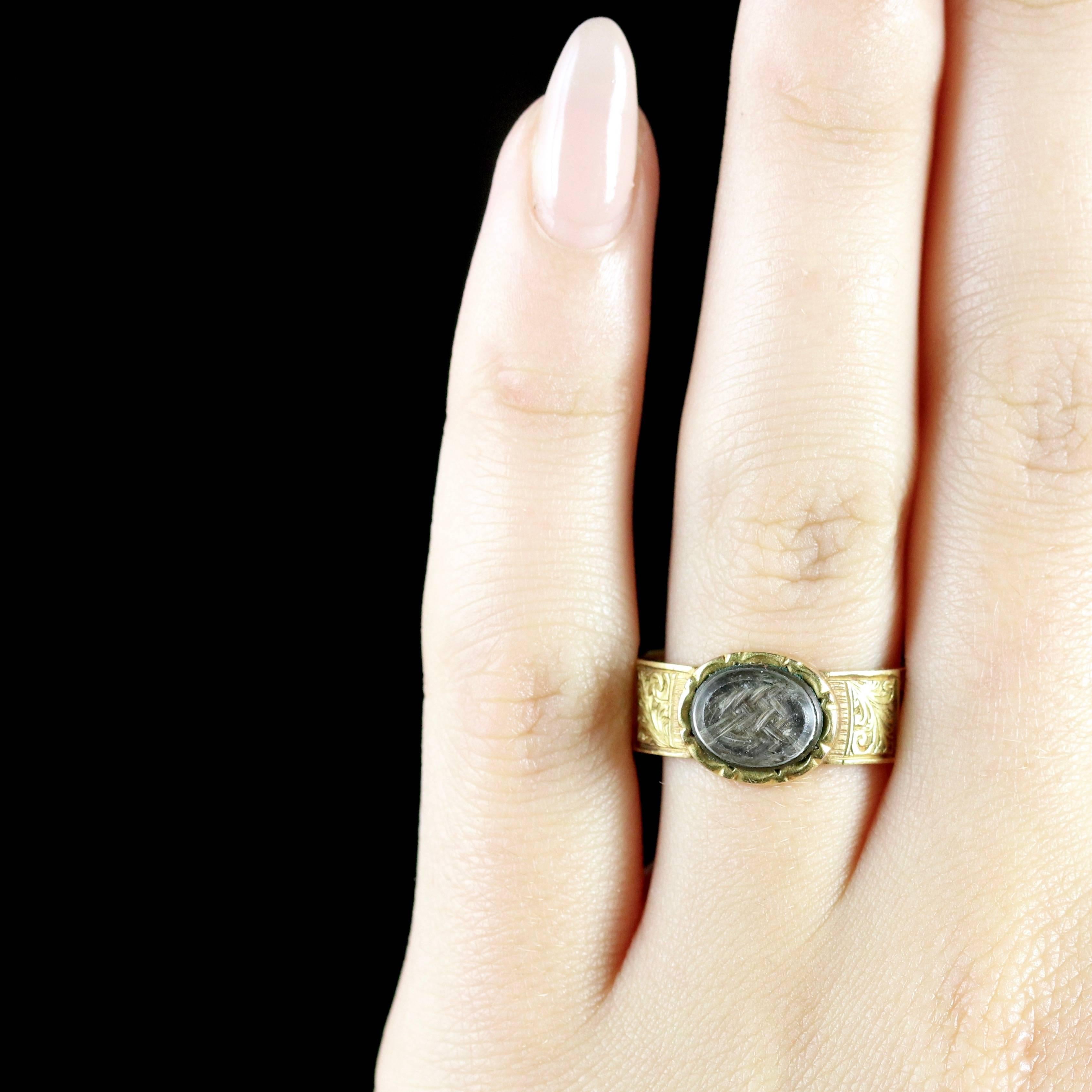 Victorian Heavy 15 Carat Mourning Ring Dated Chester, 1885 For Sale 4