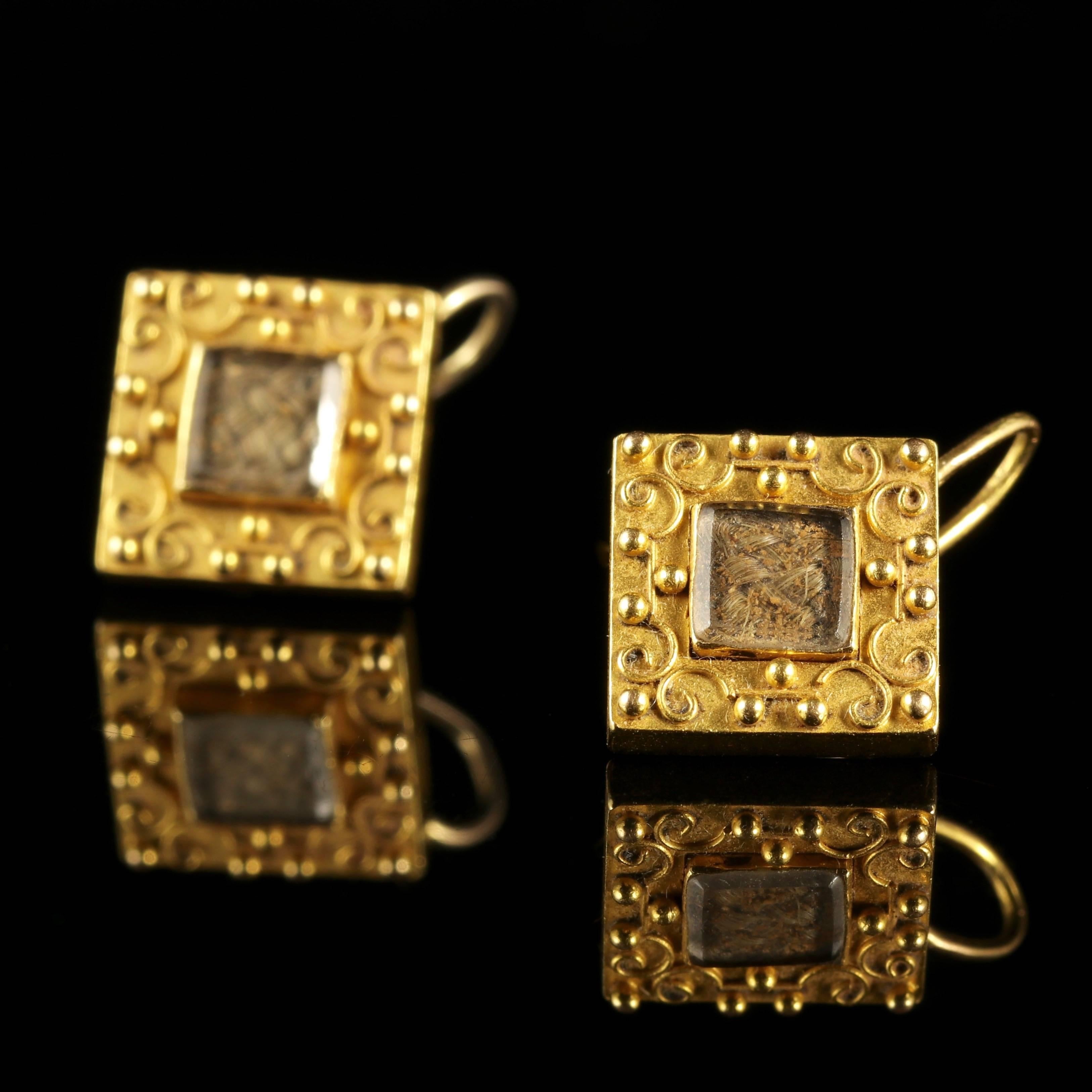 Antique Georgian Mourning 18 Carat Gold Earrings, circa 1800 In Excellent Condition In Lancaster, Lancashire