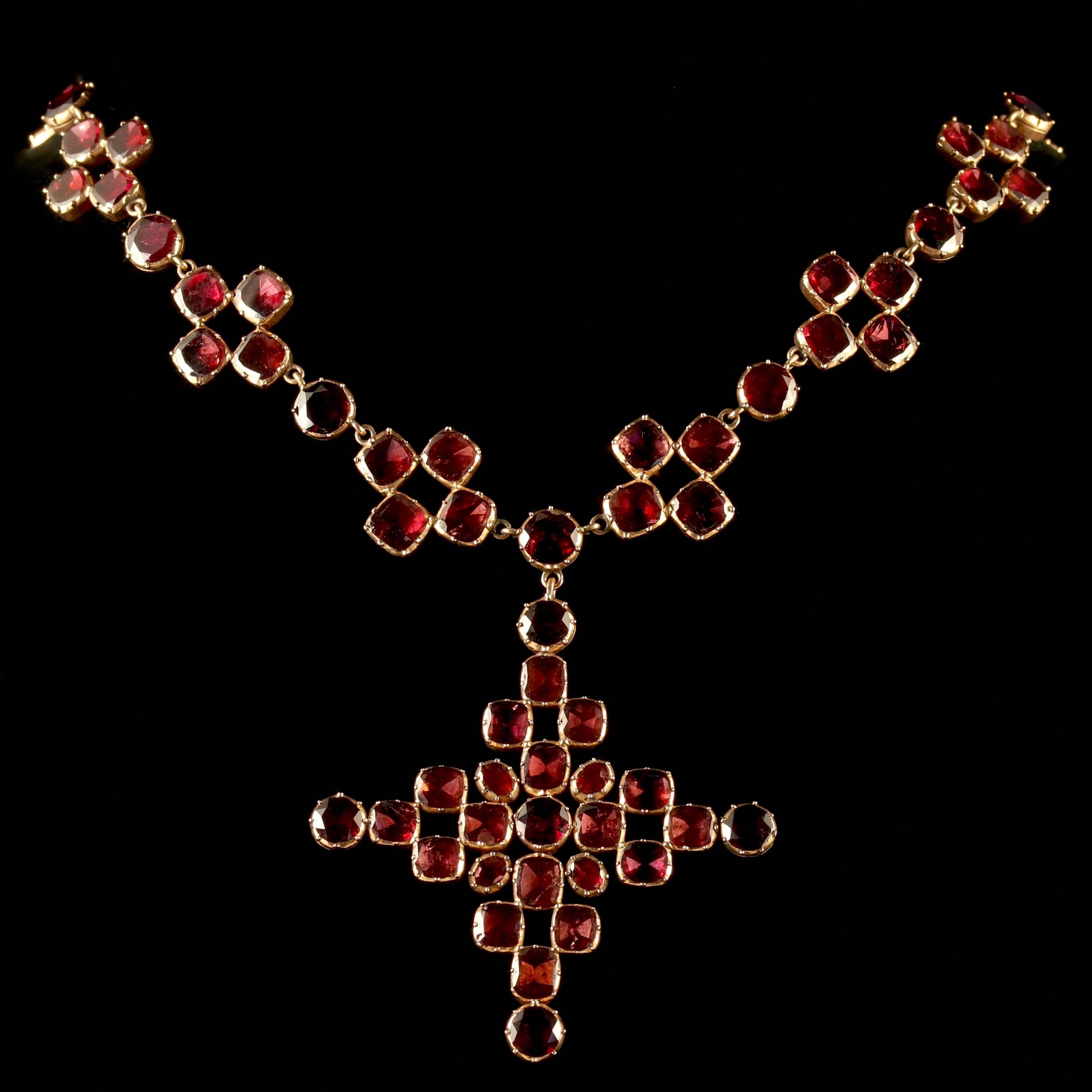 Antique Georgian Flat Cut Garnet Gold Collar and Cross, circa 1770 In Excellent Condition In Lancaster, Lancashire