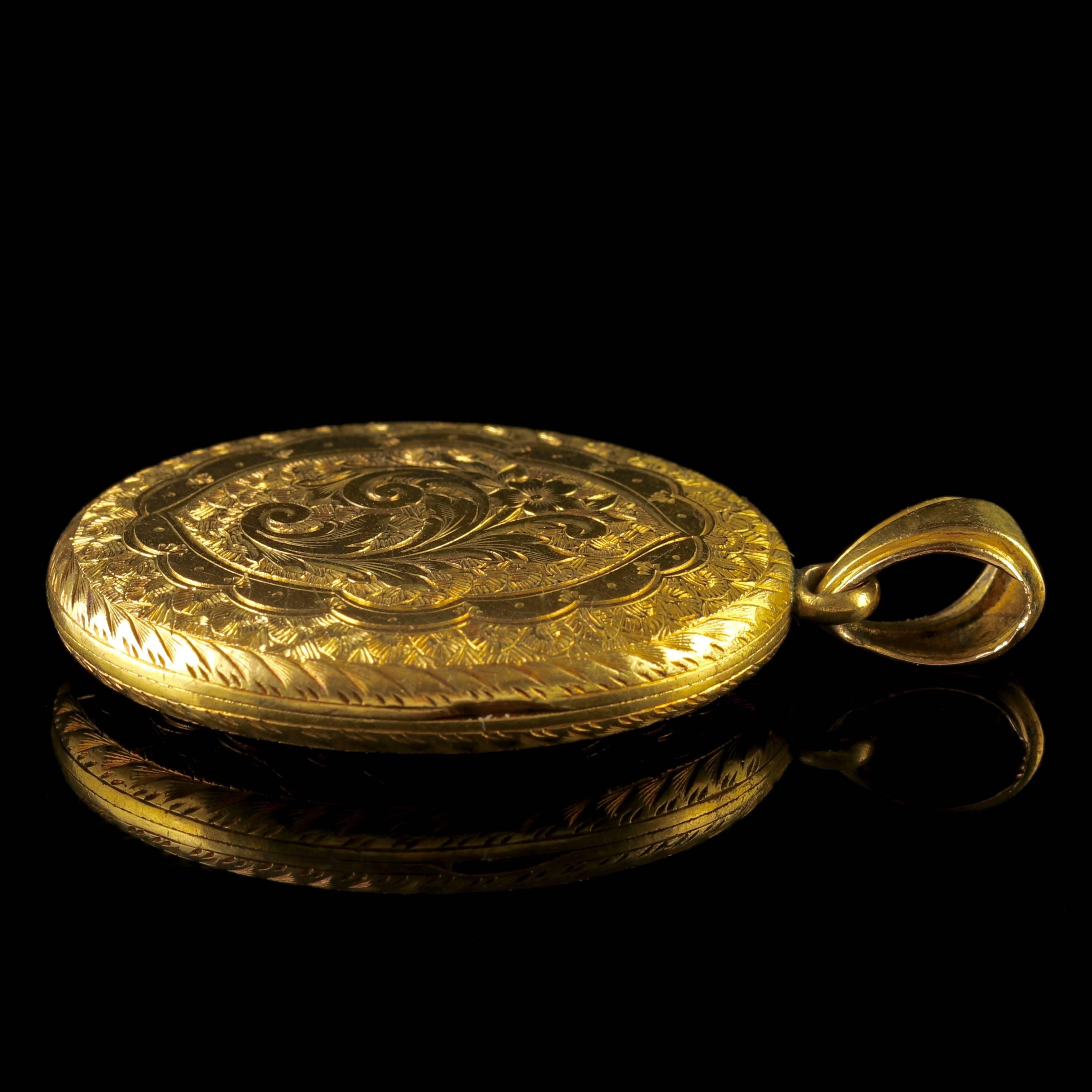Antique Victorian Solid Gold Locket, circa 1870 In Good Condition In Lancaster, Lancashire