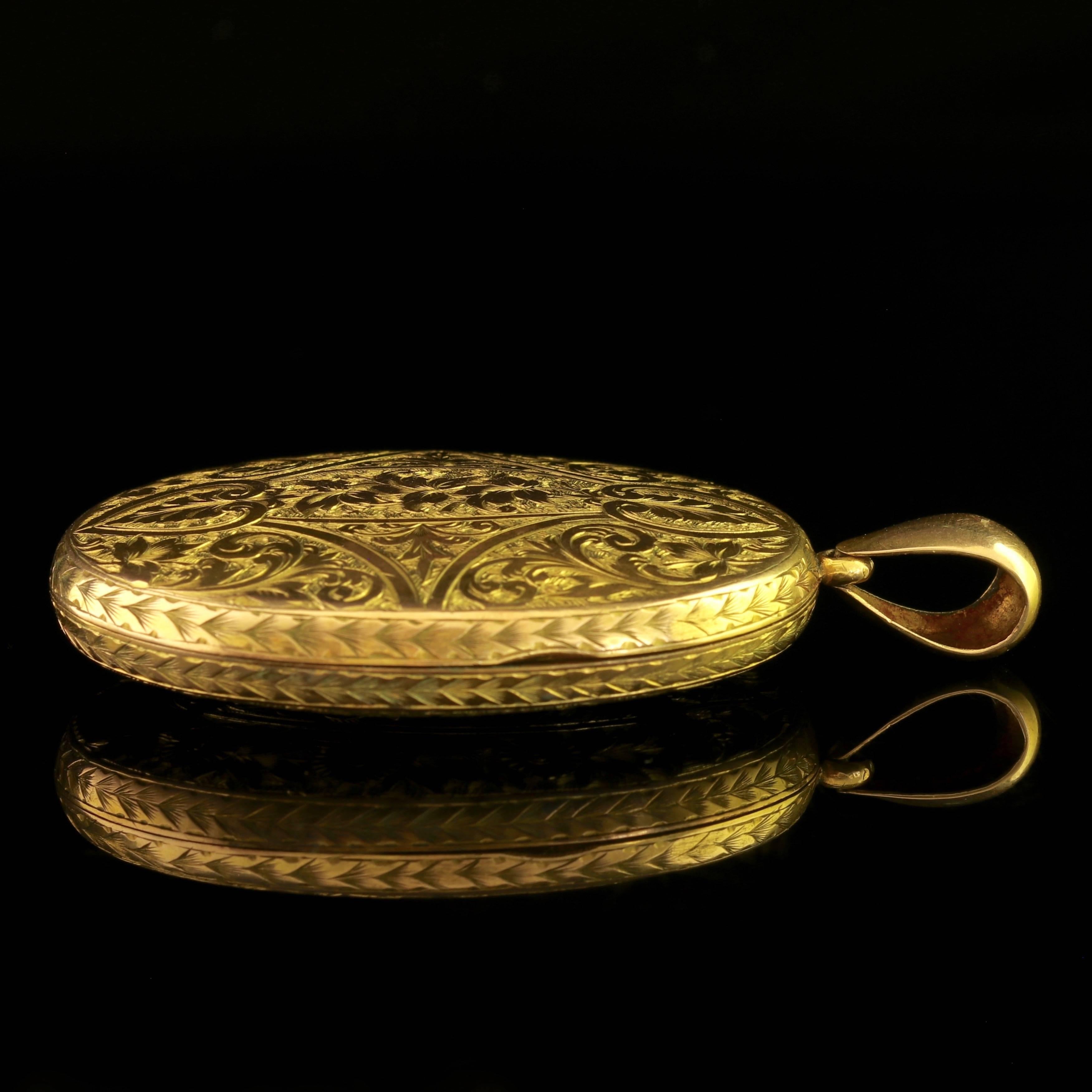 Antique Victorian Large Gold Mourning Locket, circa 1880 In Excellent Condition In Lancaster, Lancashire
