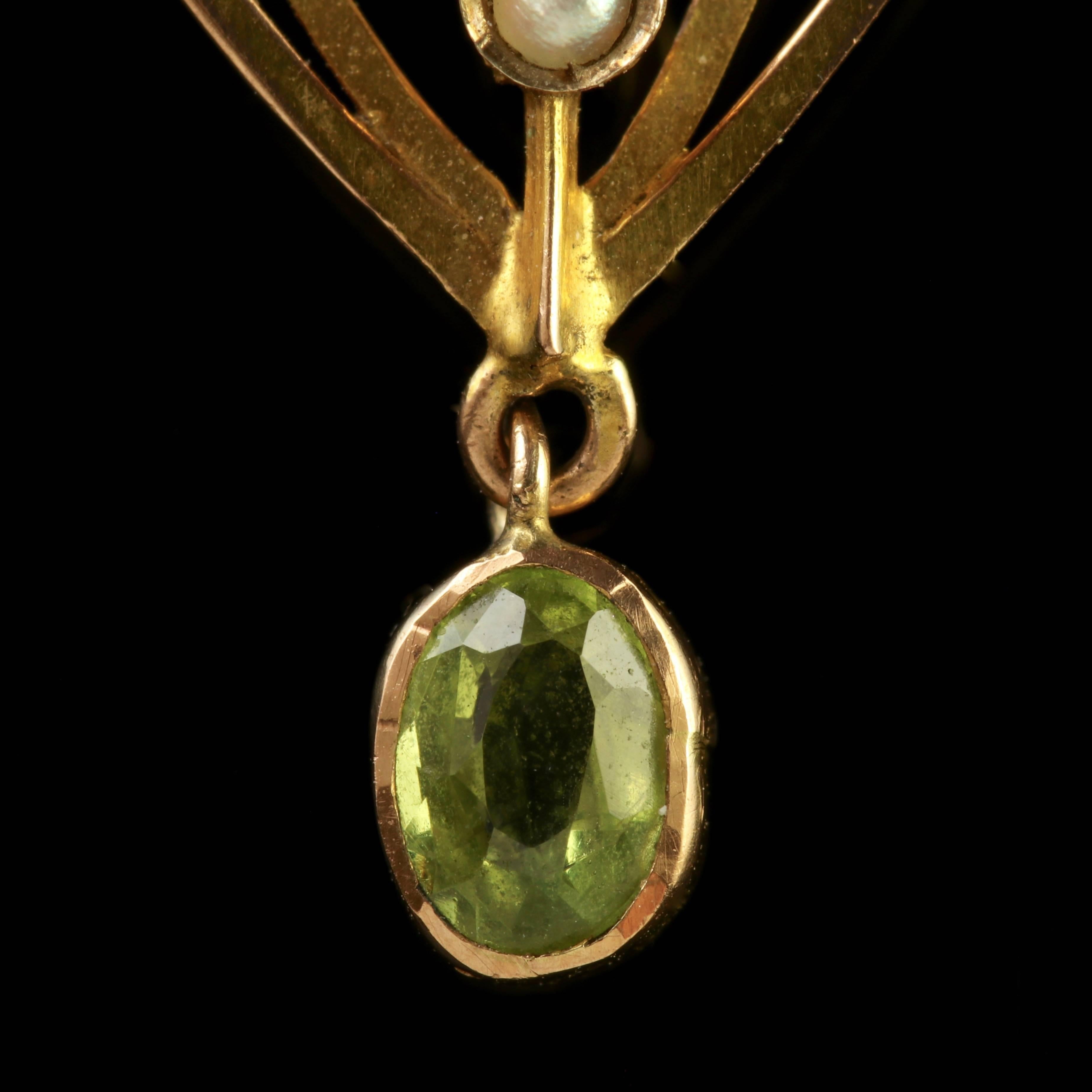 Antique Victorian 9 Carat Gold Peridot Pendant, circa 1900 In Excellent Condition In Lancaster, Lancashire