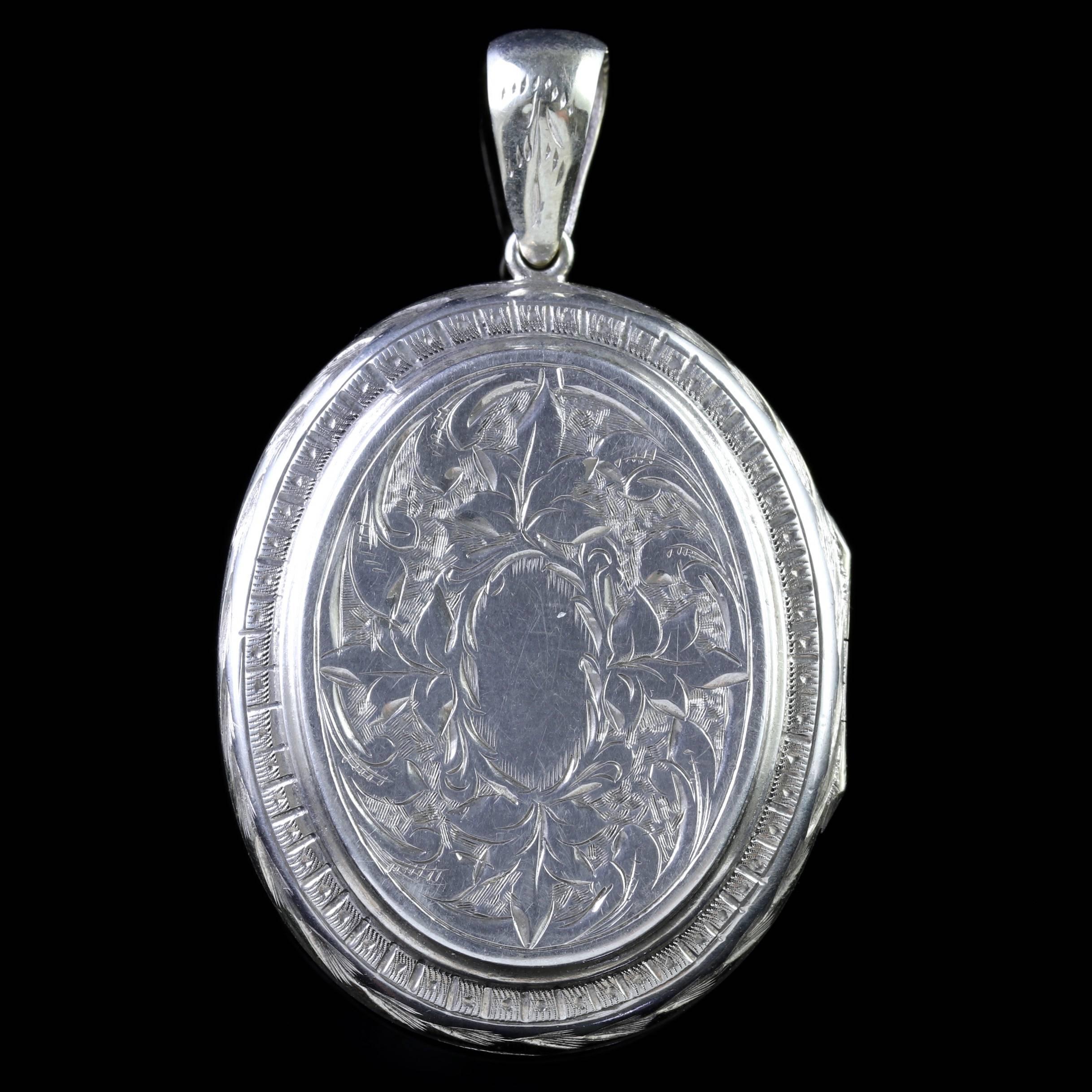 Antique Victorian Silver Ivy Locket, circa 1880 In Excellent Condition In Lancaster, Lancashire