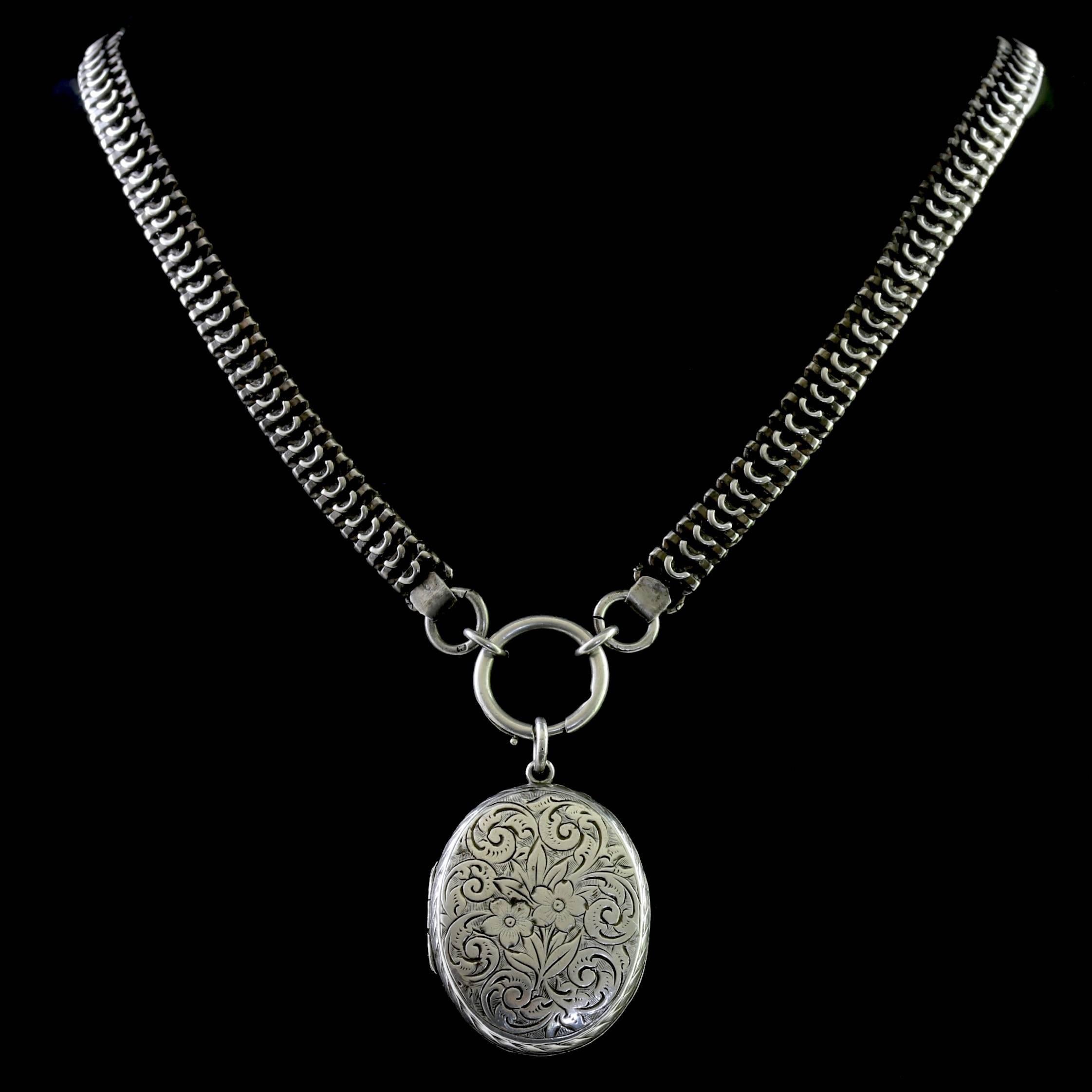 Antique Victorian Sterling Silver Locket Collar, circa 1900 In Excellent Condition For Sale In Lancaster, Lancashire