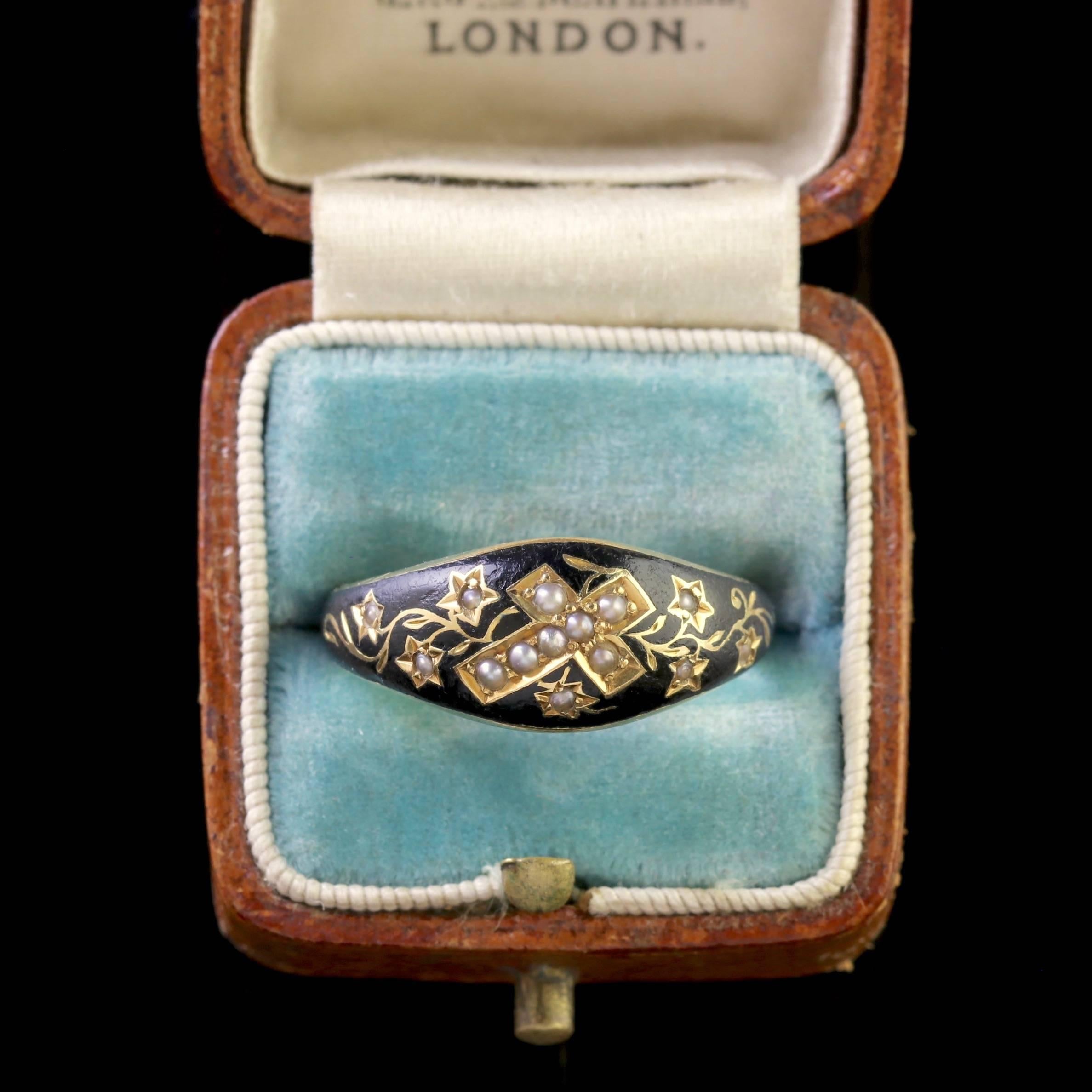 Antique Edwardian 18 Carat Gold Mourning Cross Ring Dated 1901 4