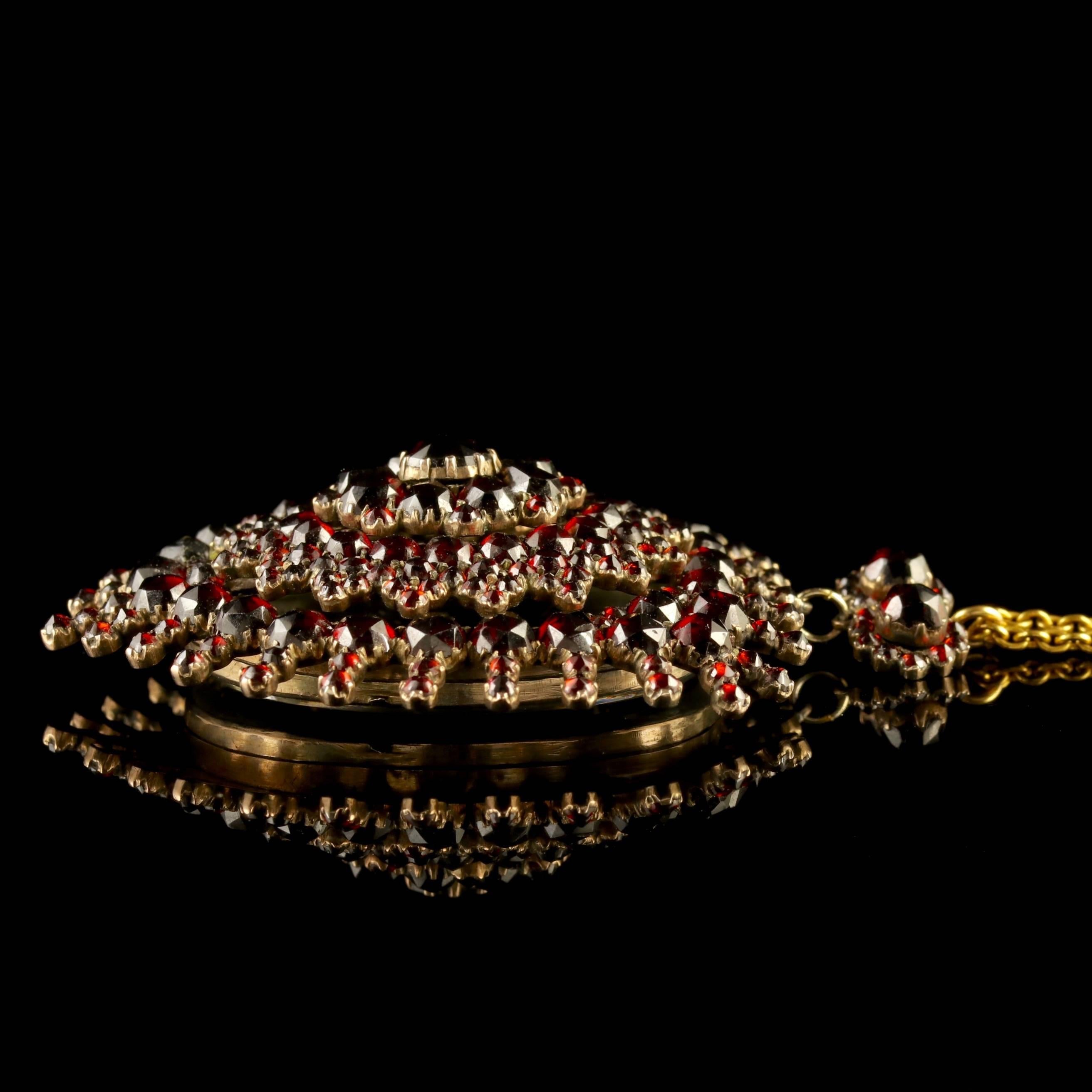 Antique Victorian Garnet Pendant Locket and Gold Chain, circa 1890 In Excellent Condition For Sale In Lancaster, Lancashire