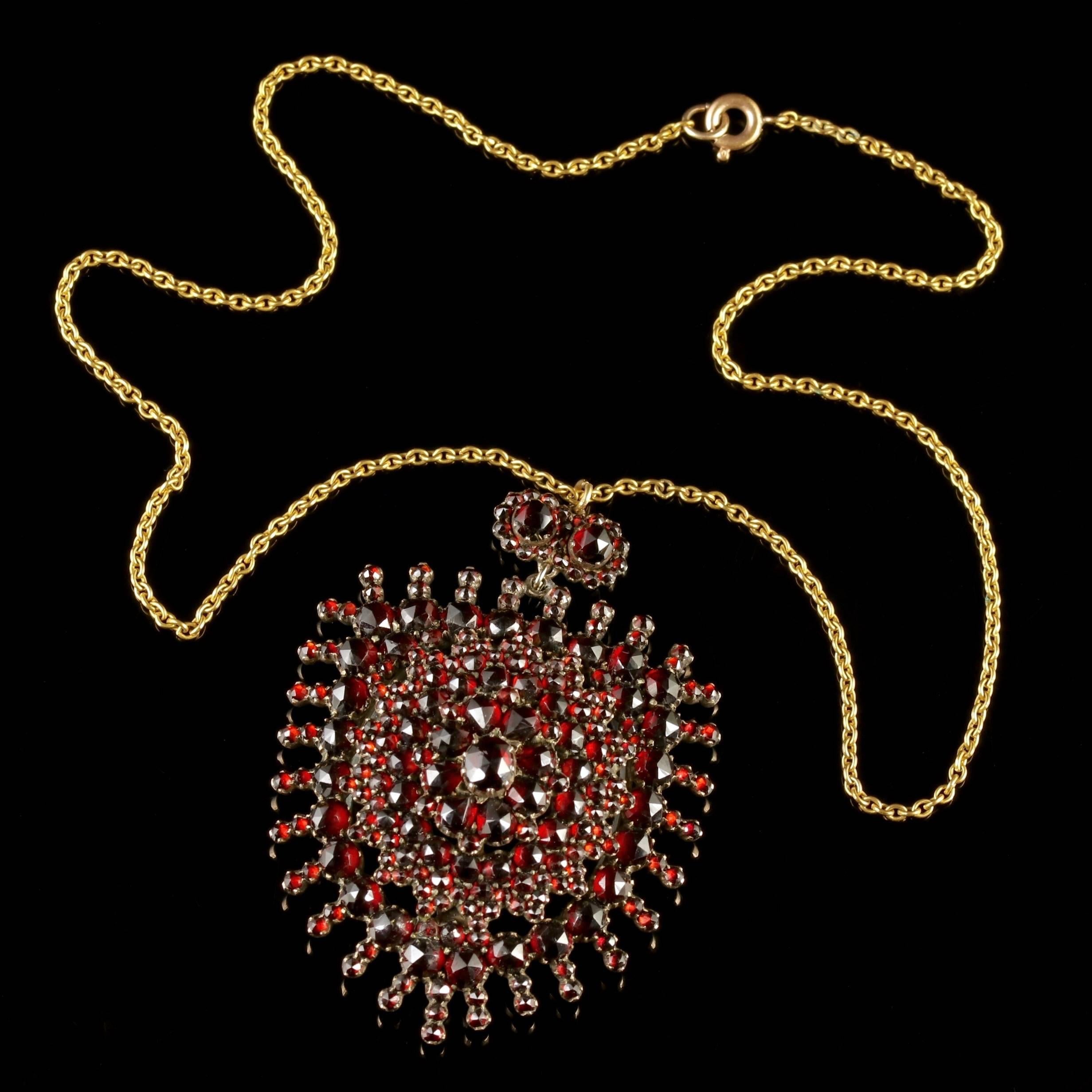 Antique Victorian Garnet Pendant Locket and Gold Chain, circa 1890 For Sale 3