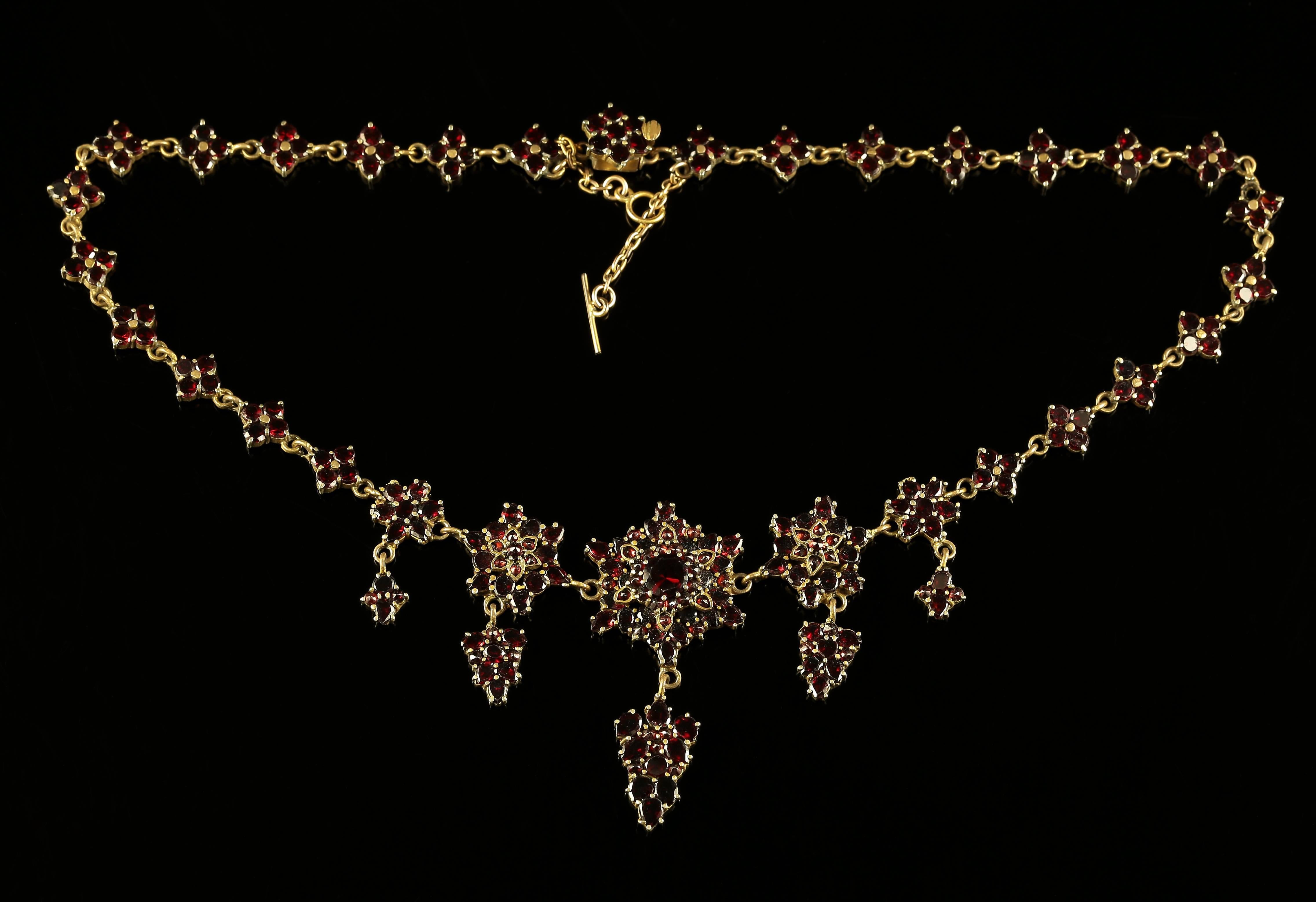 Antique Victorian Garnet Gold Necklace circa 1880 In Excellent Condition In Lancaster, Lancashire