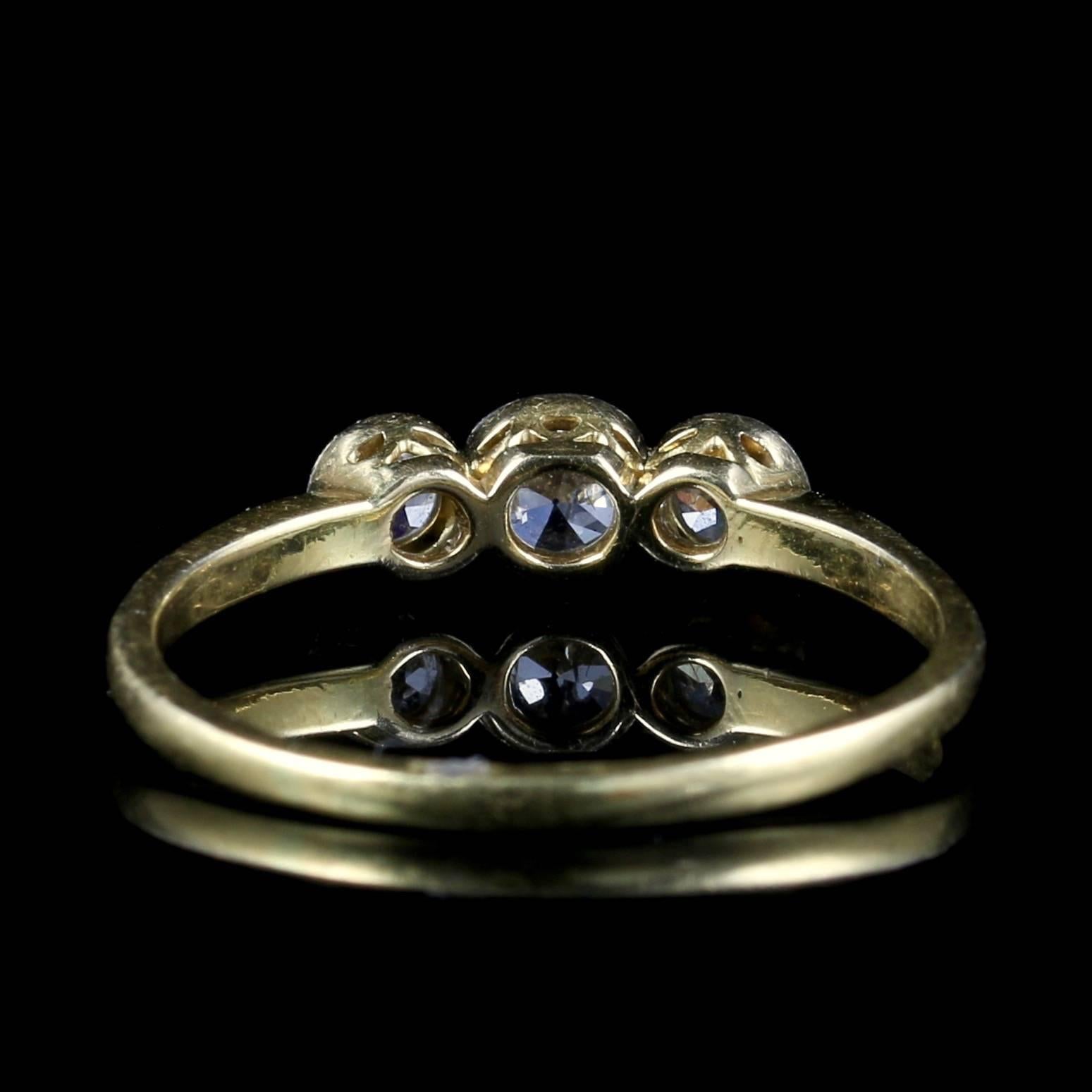 Antique Edwardian Three Stone Diamond Yellow Gold Platinum Ring, circa 1910 In Excellent Condition In Lancaster, Lancashire