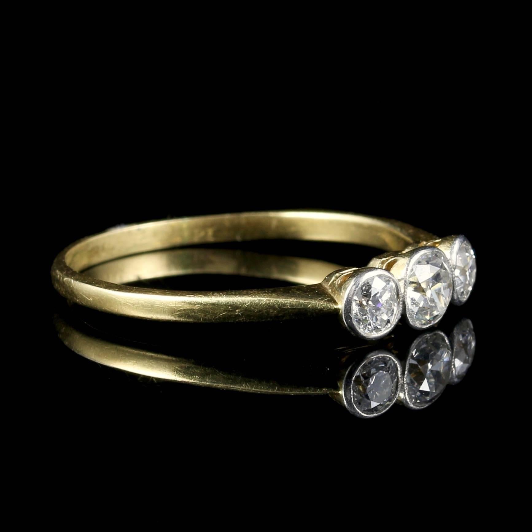 Women's Antique Edwardian Three Stone Diamond Yellow Gold Platinum Ring, circa 1910