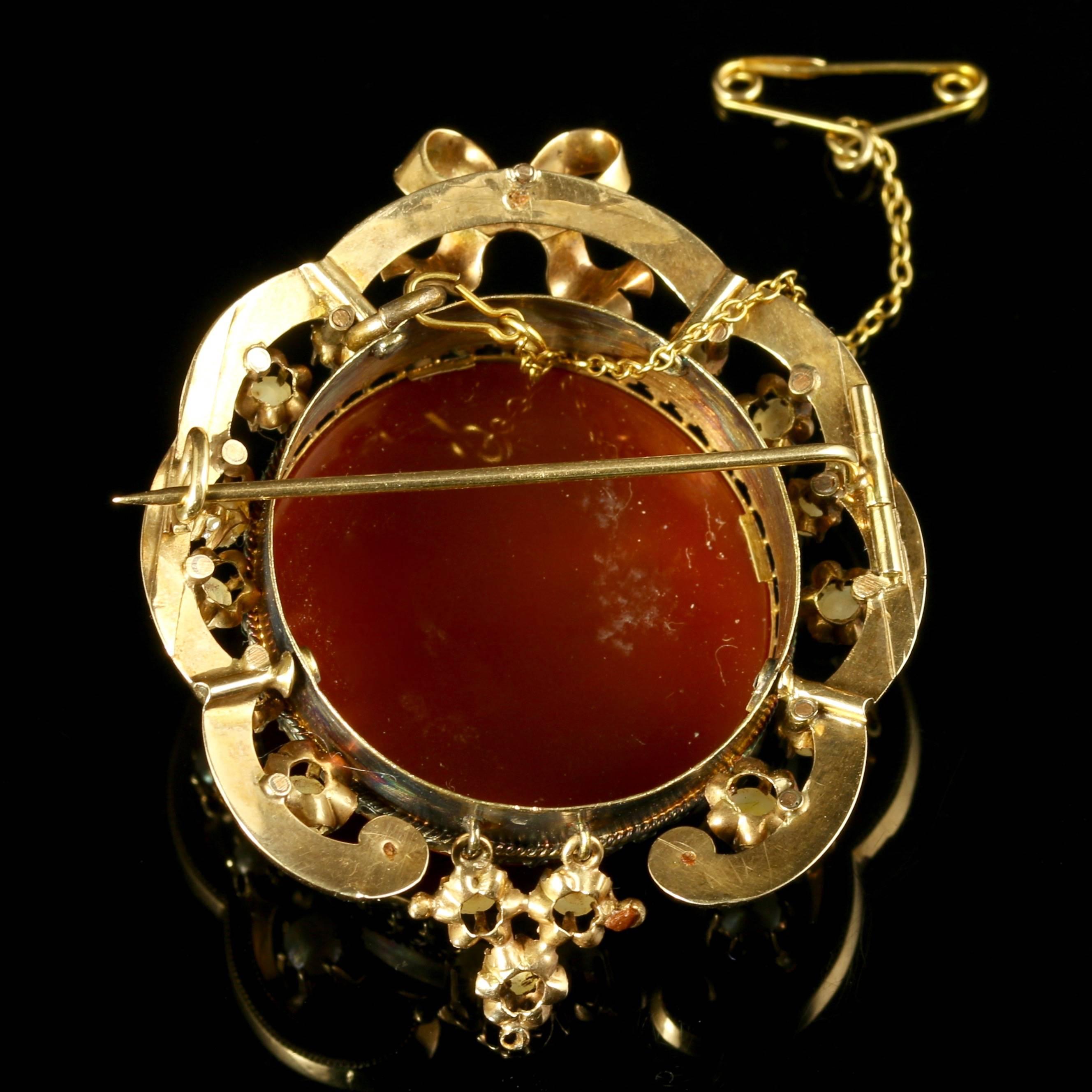 Antique Victorian Hardstone Cameo Brooch 15 Carat Gold Pearls For Sale 2