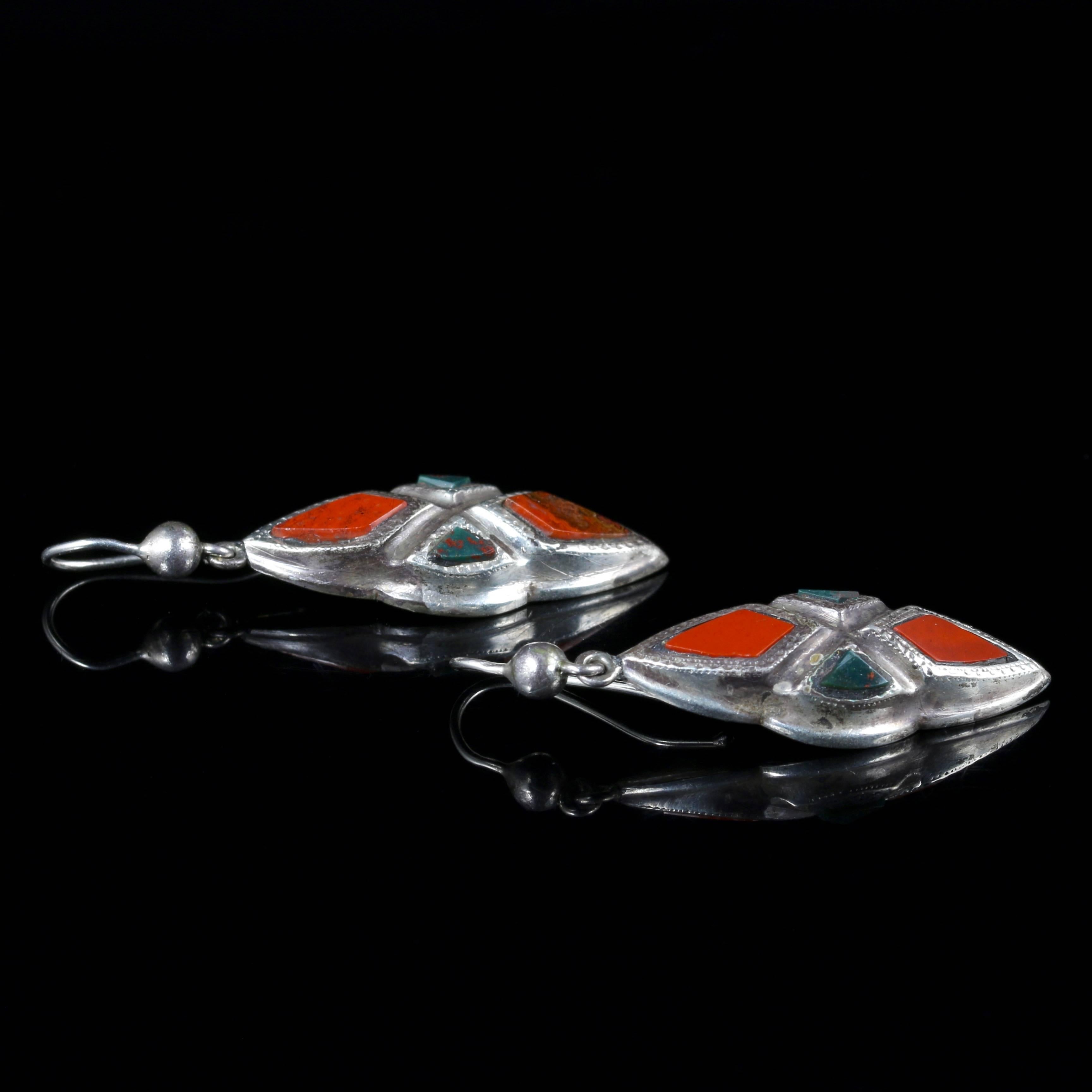 These fabulous Victorian Scottish Silver earrings are set with beautiful Agate stones. 

Circa 1860.

Lots of lovely natural Agates are set into these pristine Victorian Silver Scottish earrings, with natural graining of the stone showing through.