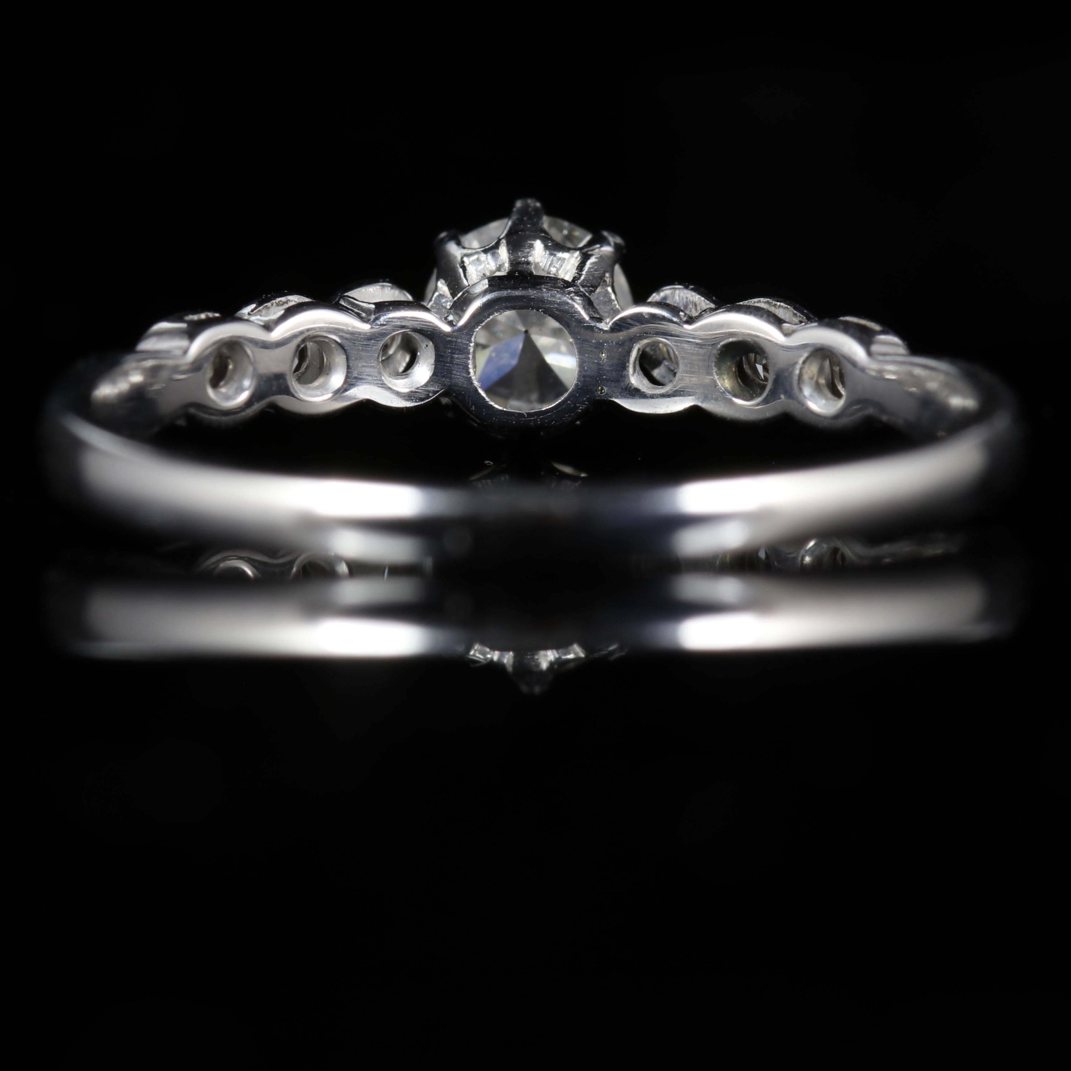 Antique Edwardian Diamond Engagement Ring 18 Carat White Gold, circa 1915 In Excellent Condition In Lancaster, Lancashire