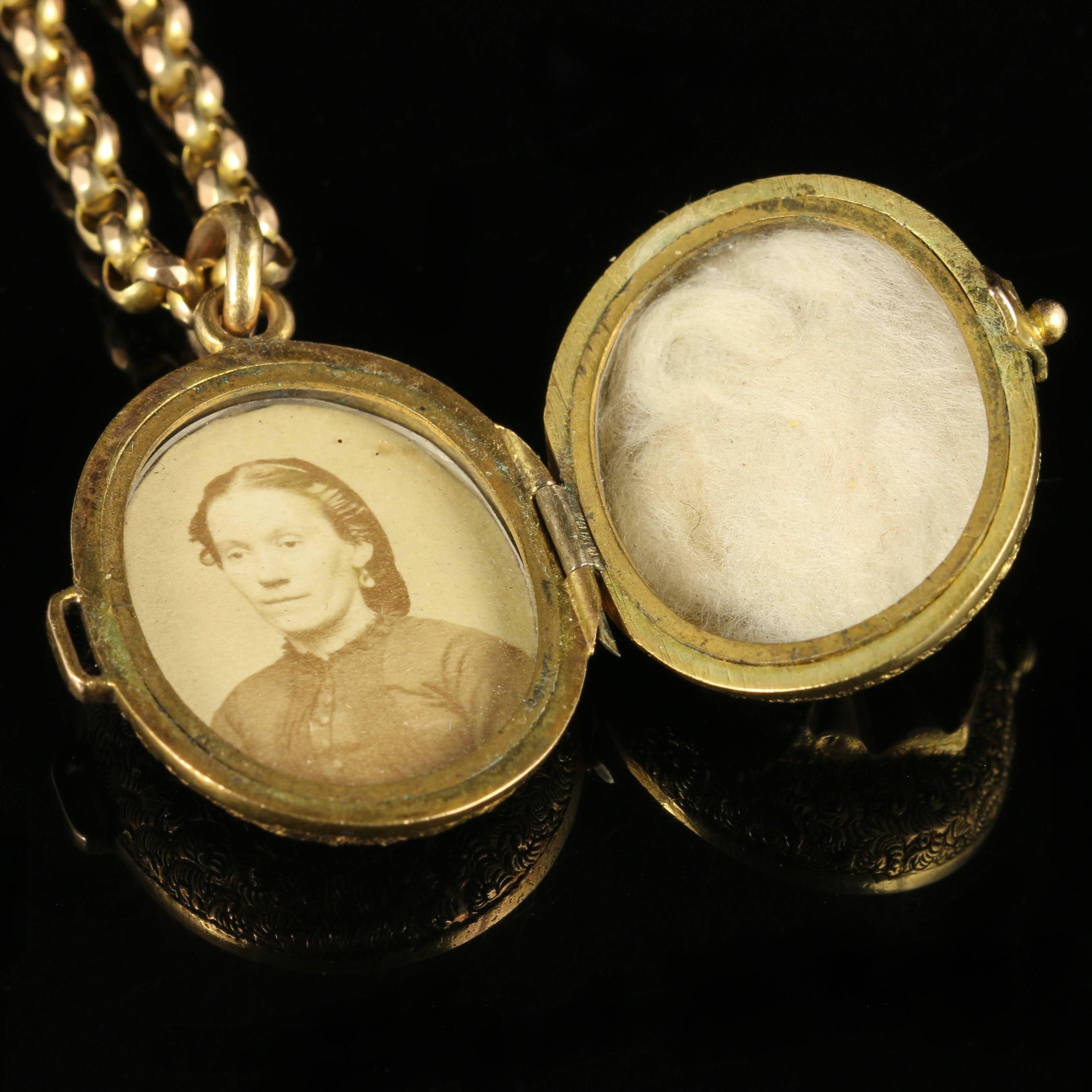 Antique Victorian Fox Hunting Necklace Gold Locket and Chain, circa 1900 In Excellent Condition In Lancaster, Lancashire
