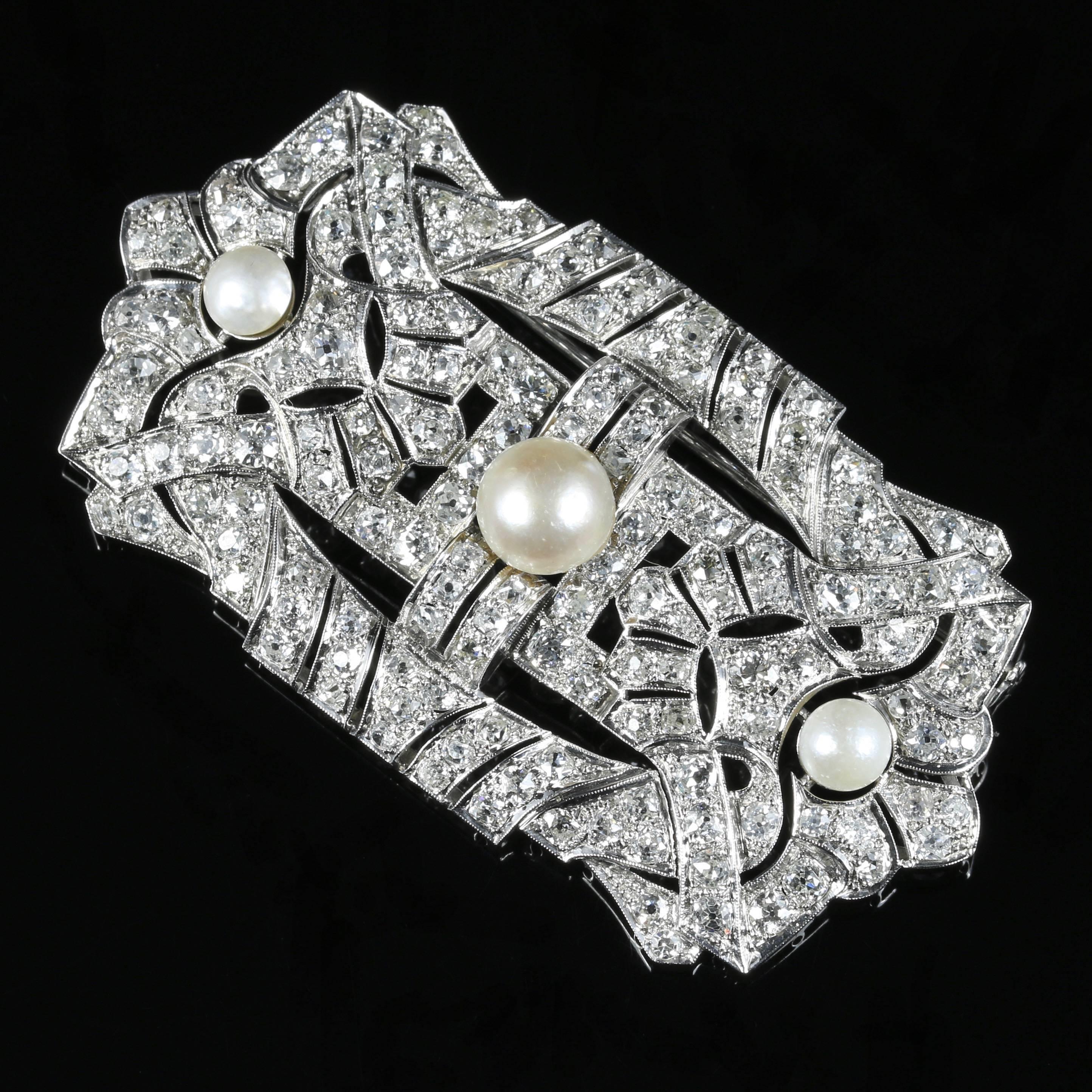 This is outstanding, a large fabulous 1920's Diamond brooch which is adorned with Diamonds and three beautiful Pearls.

There are approx. 140 Diamonds and each Diamond is approx. 0.08ct, giving a total of 11ct 20 points.

The Diamonds are all full