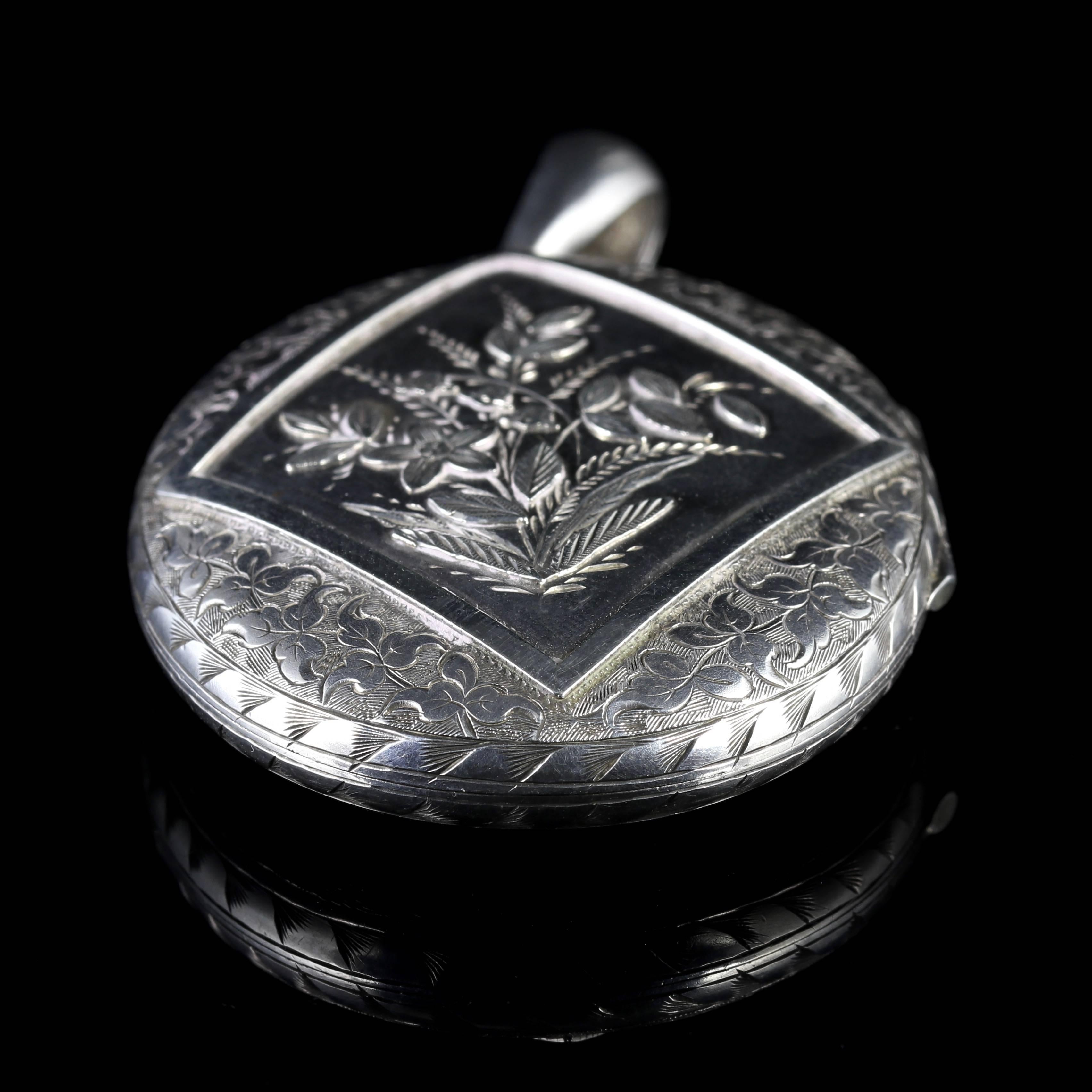 Antique Victorian Large Silver Locket Dated 1880 In Excellent Condition In Lancaster, Lancashire