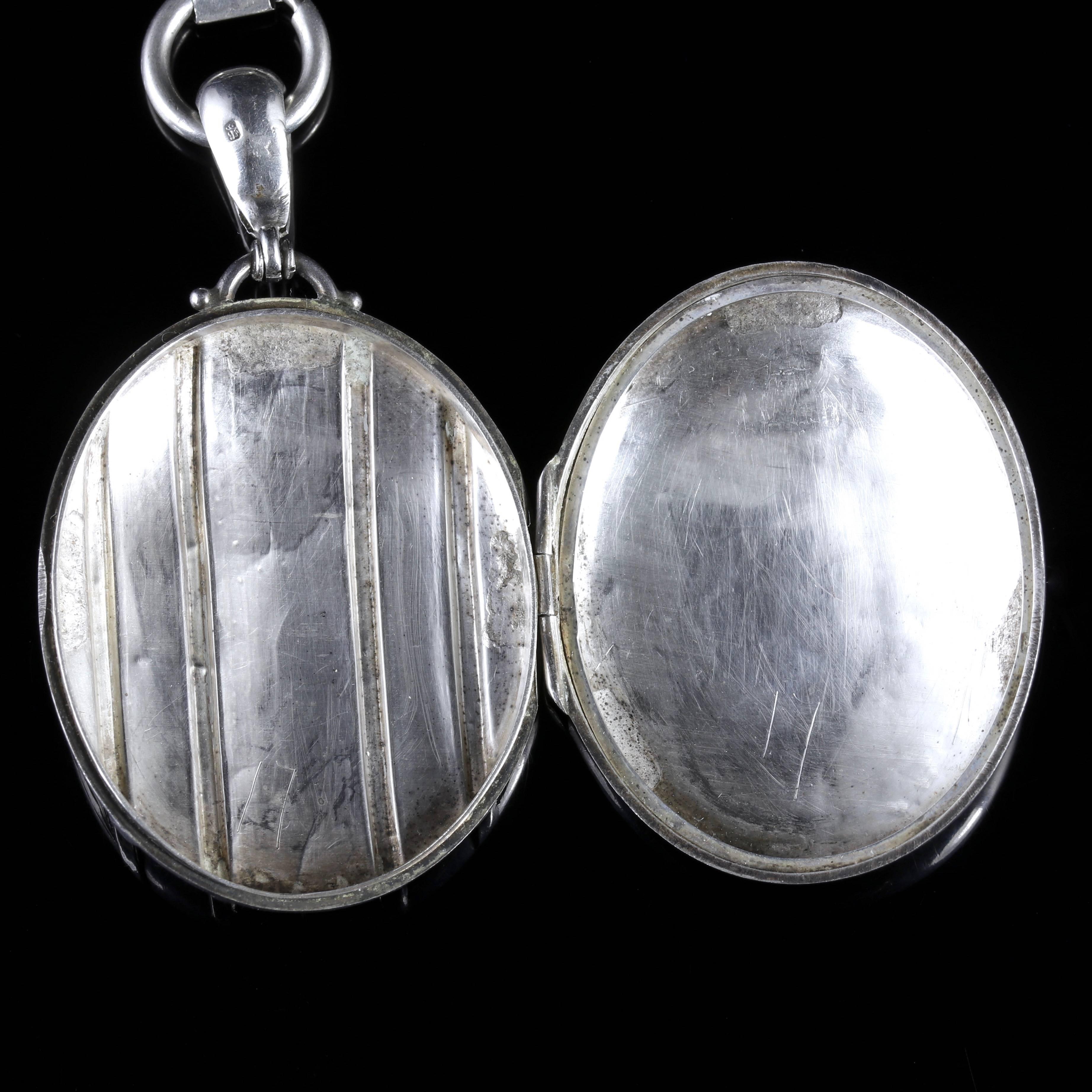 Antique Victorian Silver Locket and Collar Dated 1881 In Excellent Condition In Lancaster, Lancashire