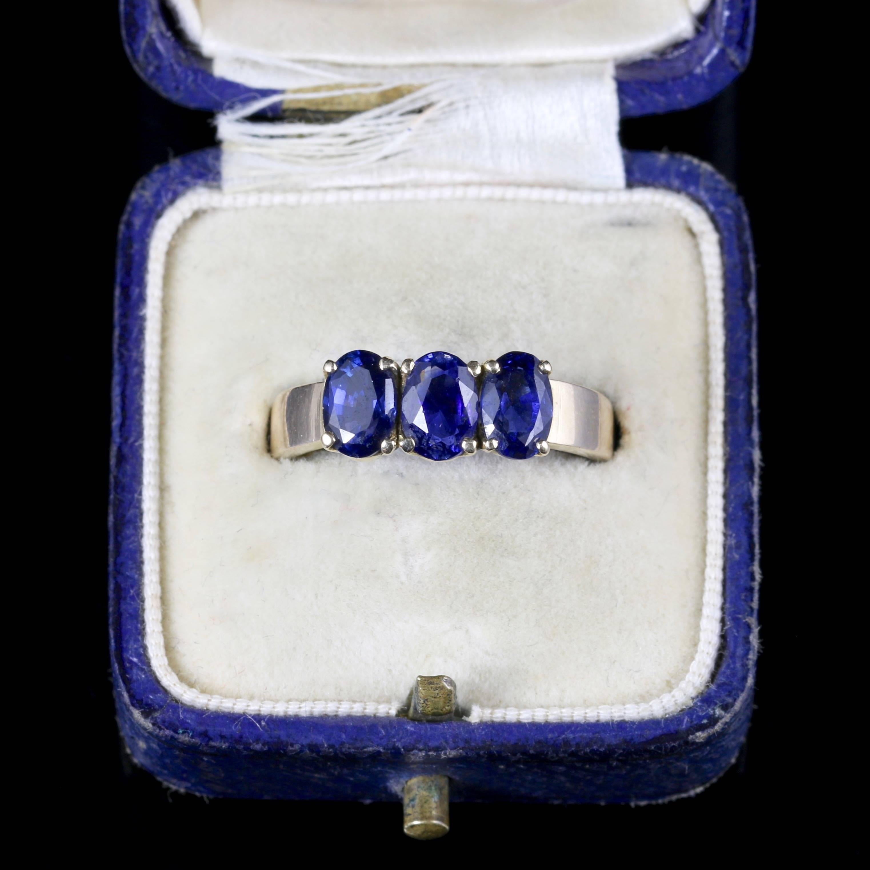 Antique Victorian Sapphire Trilogy 18 Carat Gold Ring 2 Carat of Sapphires For Sale 2