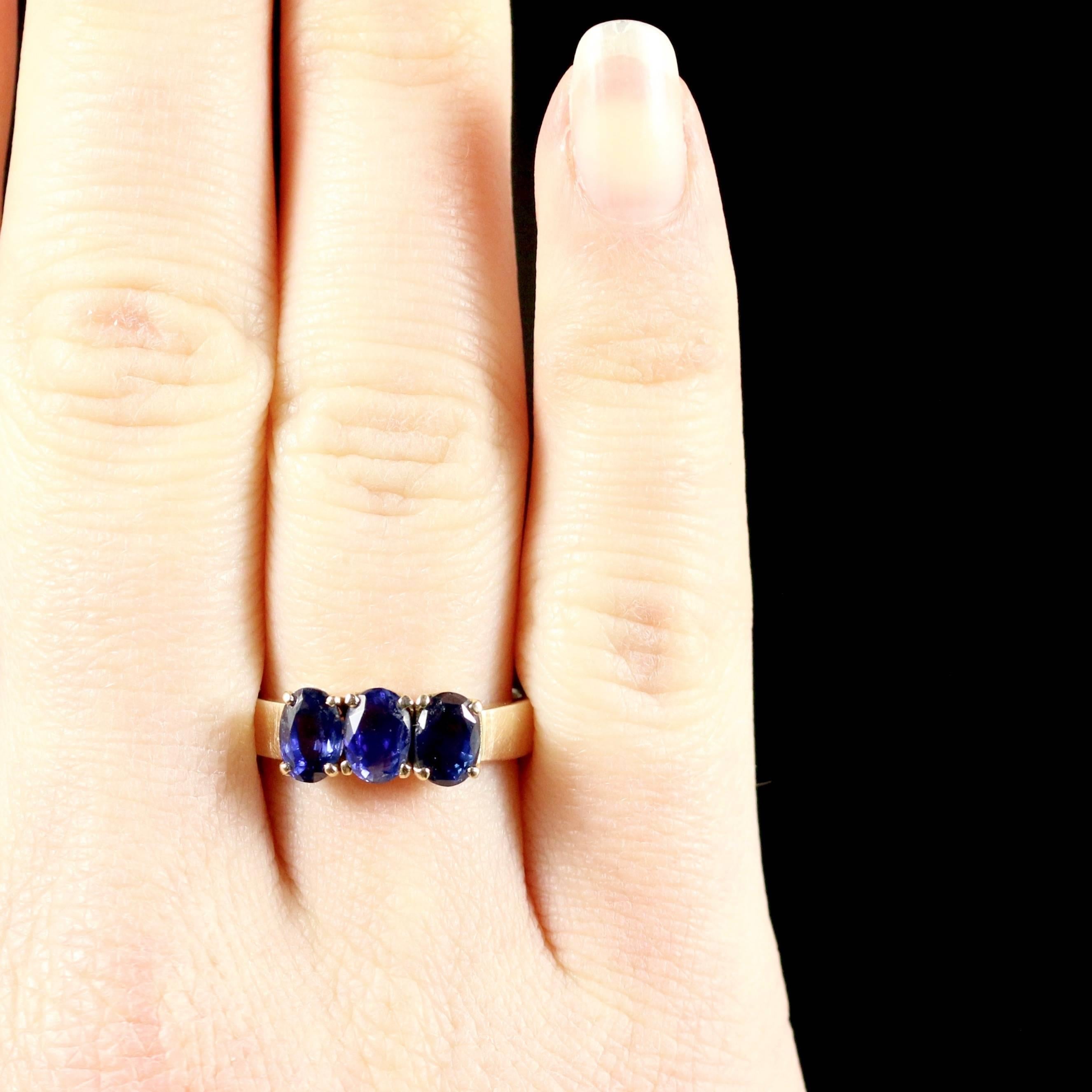 Antique Victorian Sapphire Trilogy 18 Carat Gold Ring 2 Carat of Sapphires For Sale 1