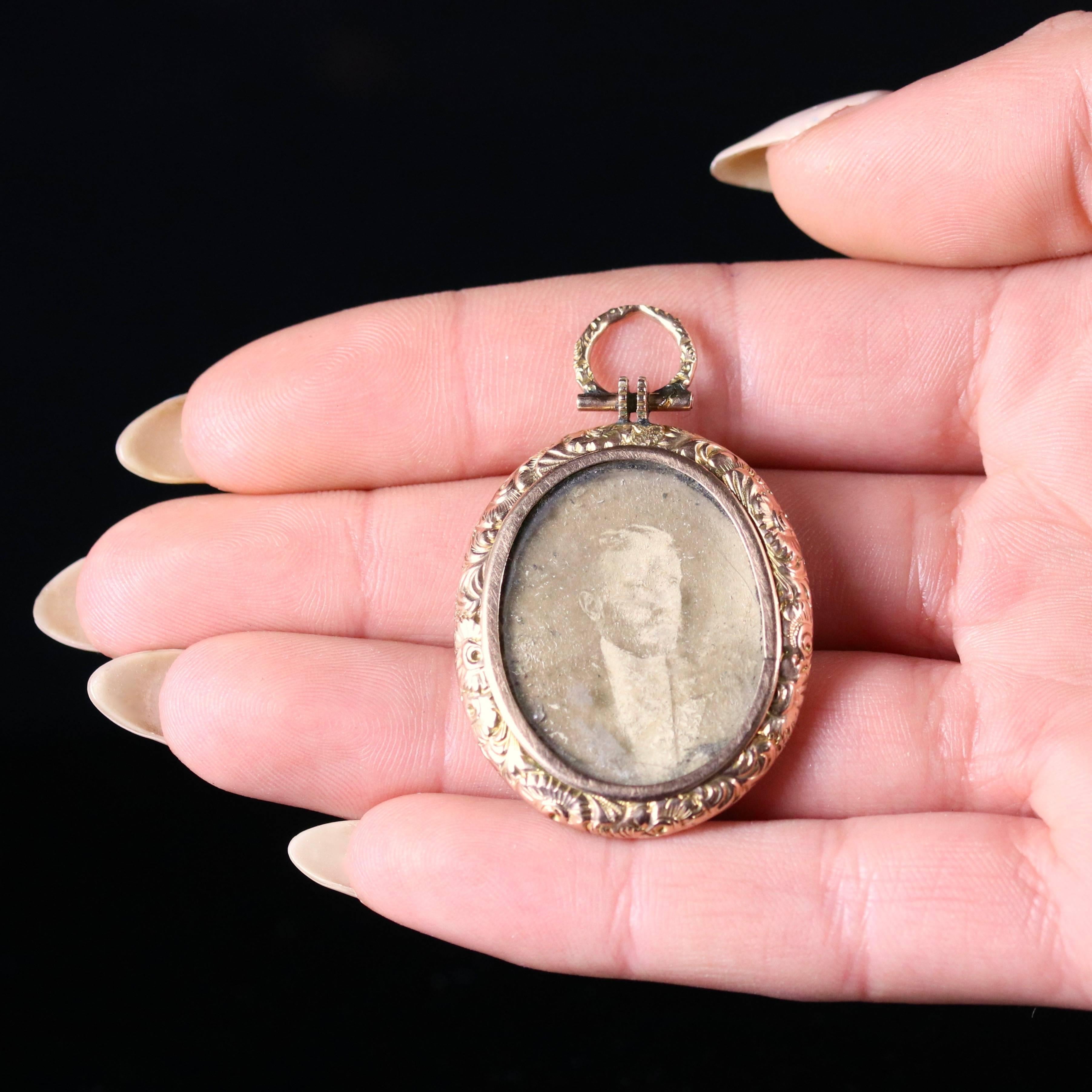 Antique Victorian Double Picture Locket Gold, circa 1890 For Sale 3