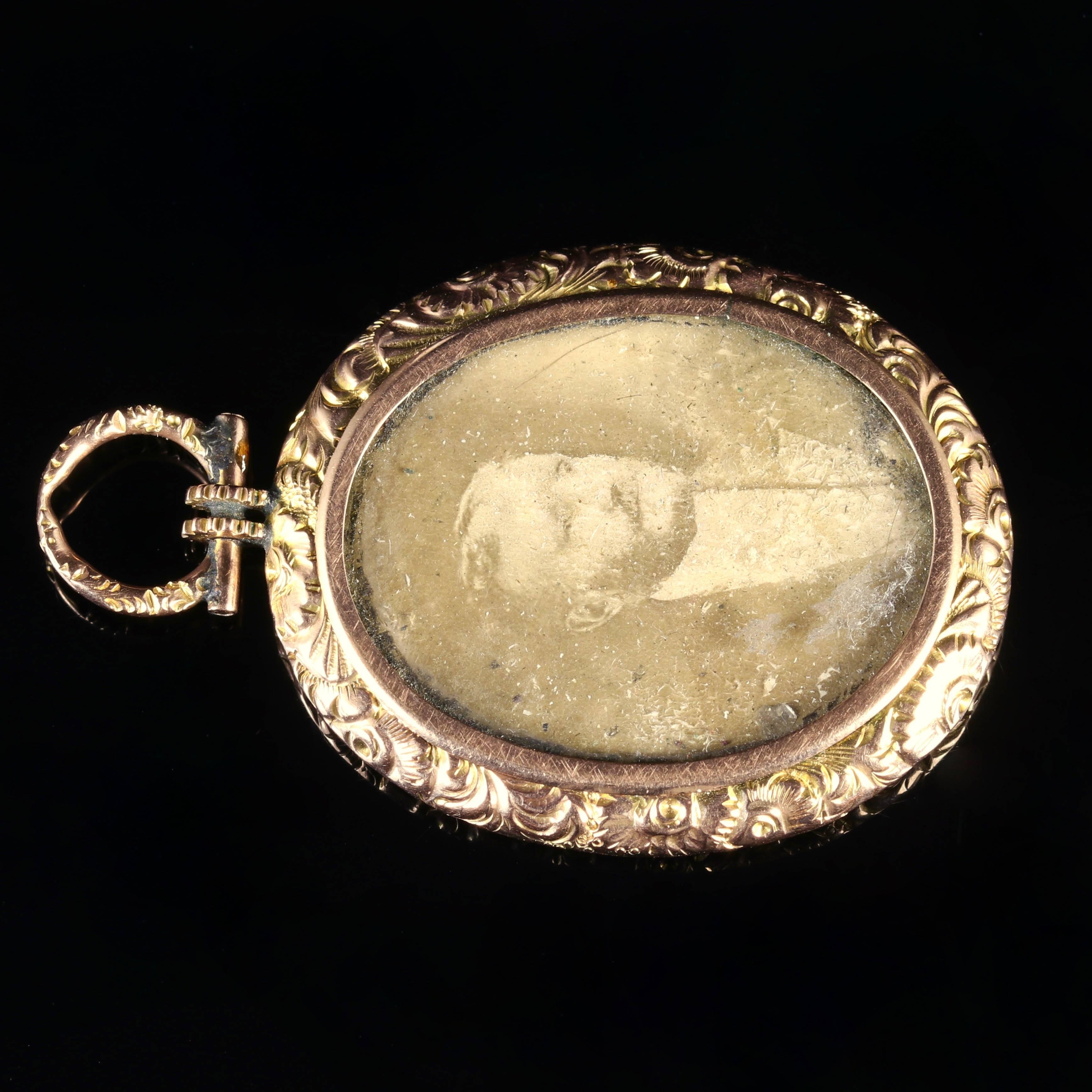 Antique Victorian Double Picture Locket Gold, circa 1890 In Excellent Condition For Sale In Lancaster, Lancashire
