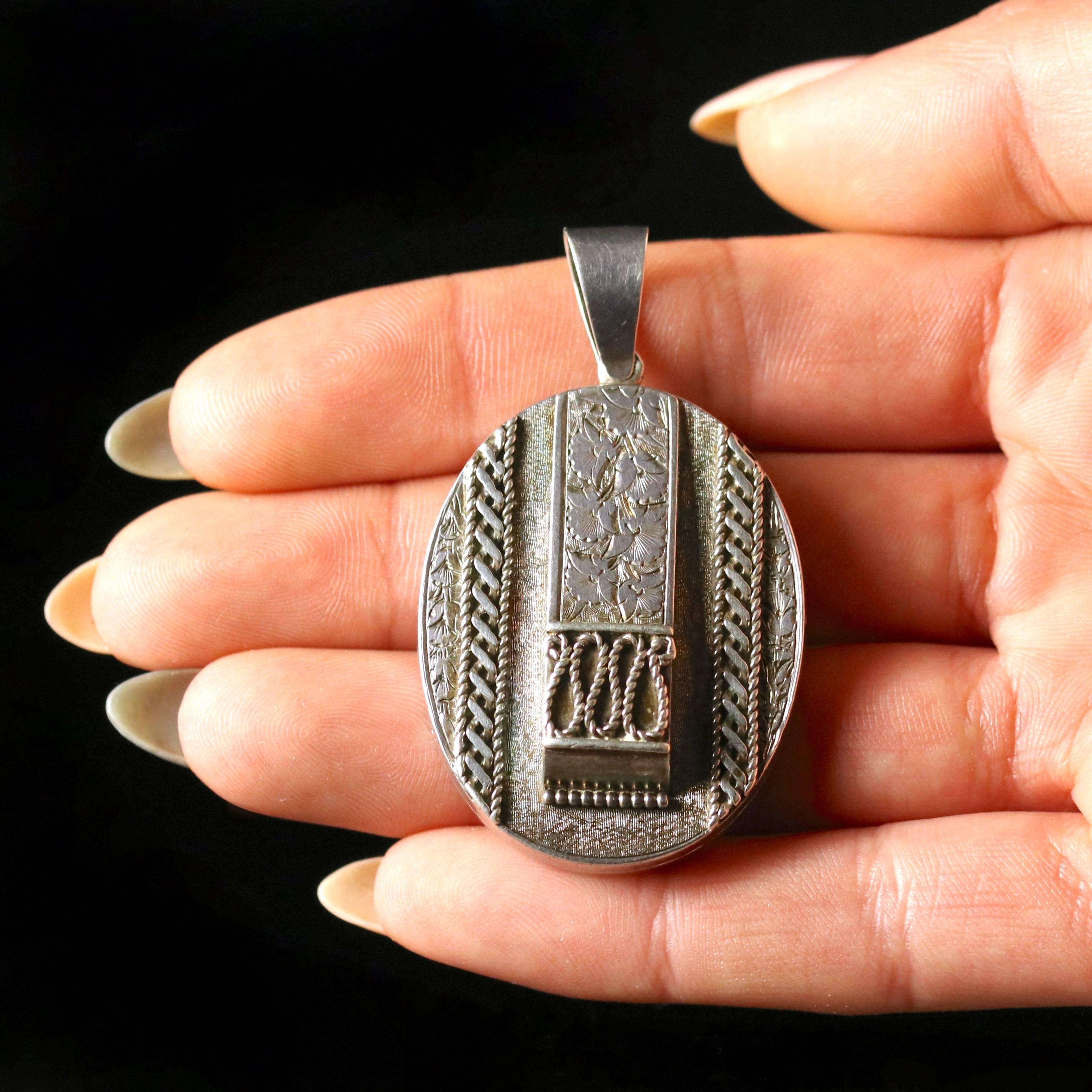 Antique Victorian Silver Locket circa 1900 Engraved Ivy For Sale 4