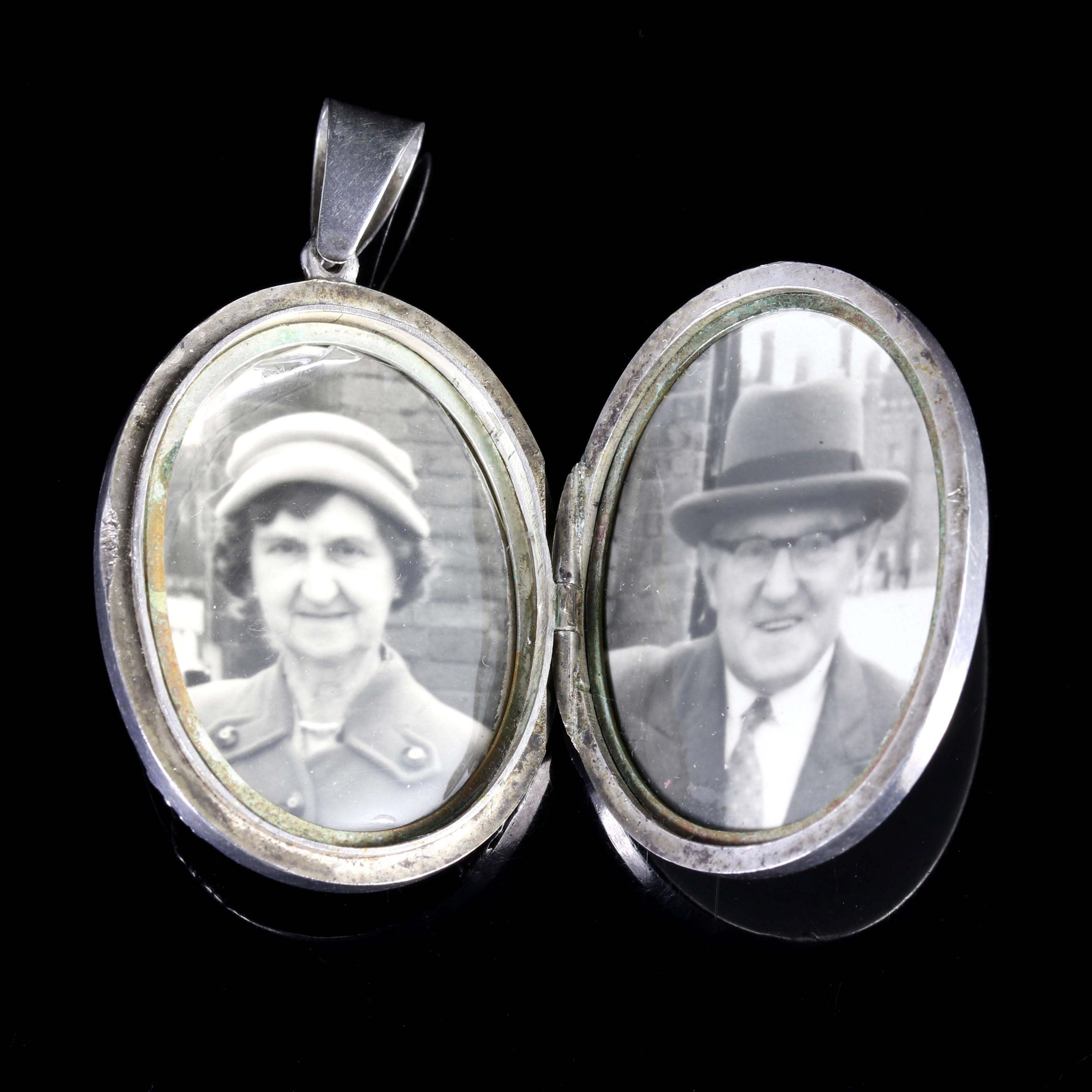 Antique Victorian Silver Locket circa 1900 Engraved Ivy In Excellent Condition For Sale In Lancaster, Lancashire