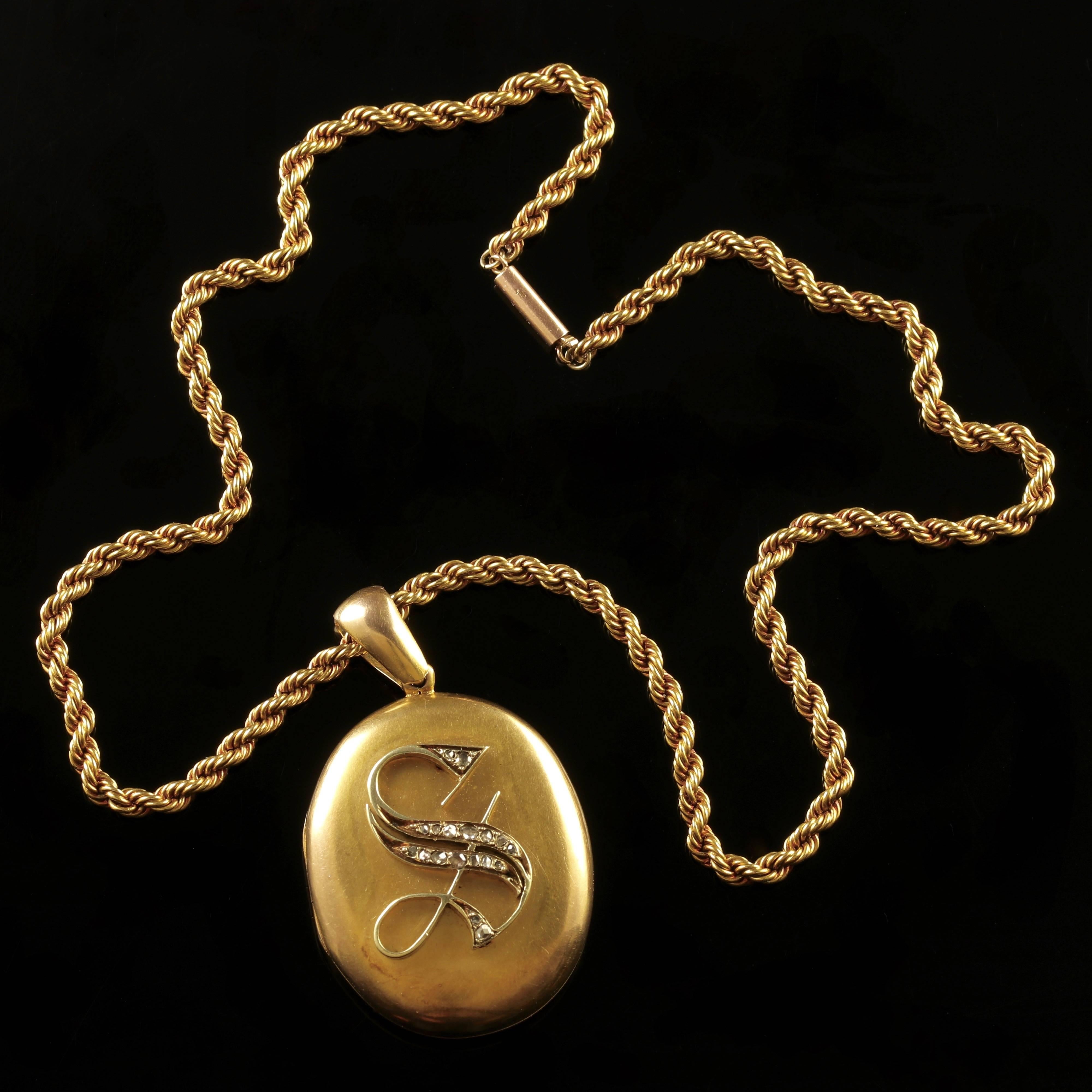 Antique Victorian Diamond Locket and Chain Necklace 18 Carat Gold, circa 1900 1