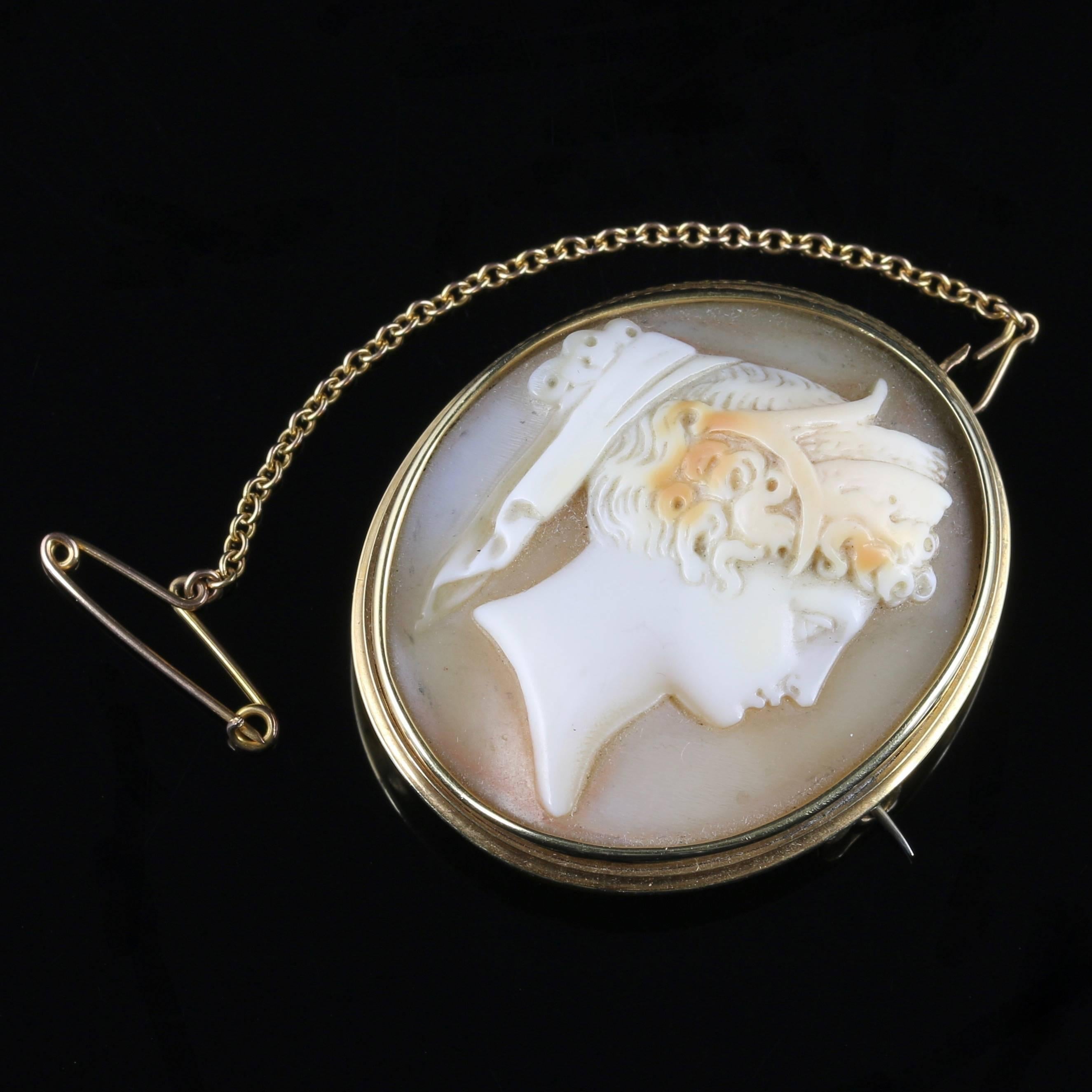 For more details please click continue reading down below..

This fabulous Victorian high carat Gold cameo boasts a spectacular high relief profile carving.

Carved from bull mouth shell, this beautiful carving is very well executed with a
