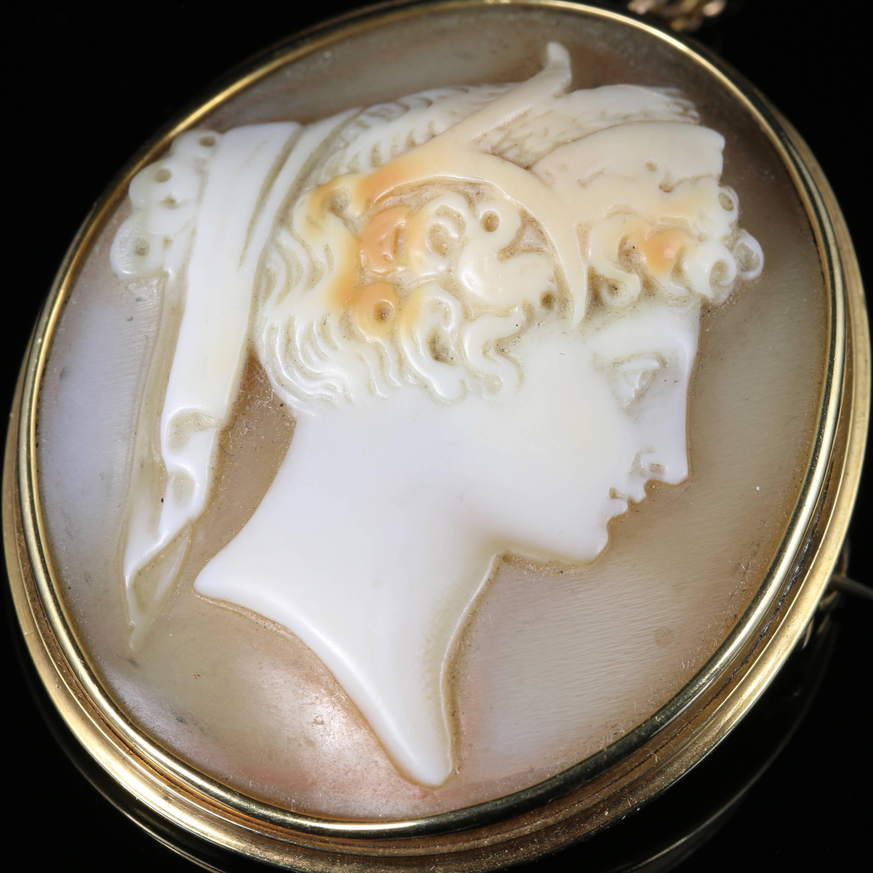 Antique Victorian Cameo Gold Brooch, circa 1860 In Excellent Condition For Sale In Lancaster, Lancashire