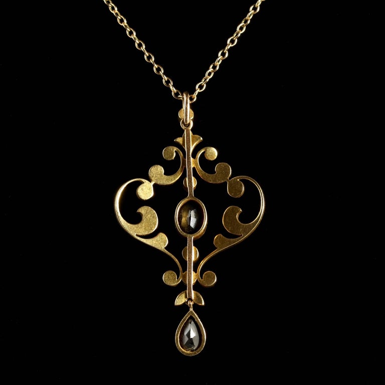 Antique Victorian Amethyst Pendant And Chain 15 Carat Gold For Antique Victorian Amethyst Pendant And Chain 15 Carat Gold In Excellent Condition For Lancaster
